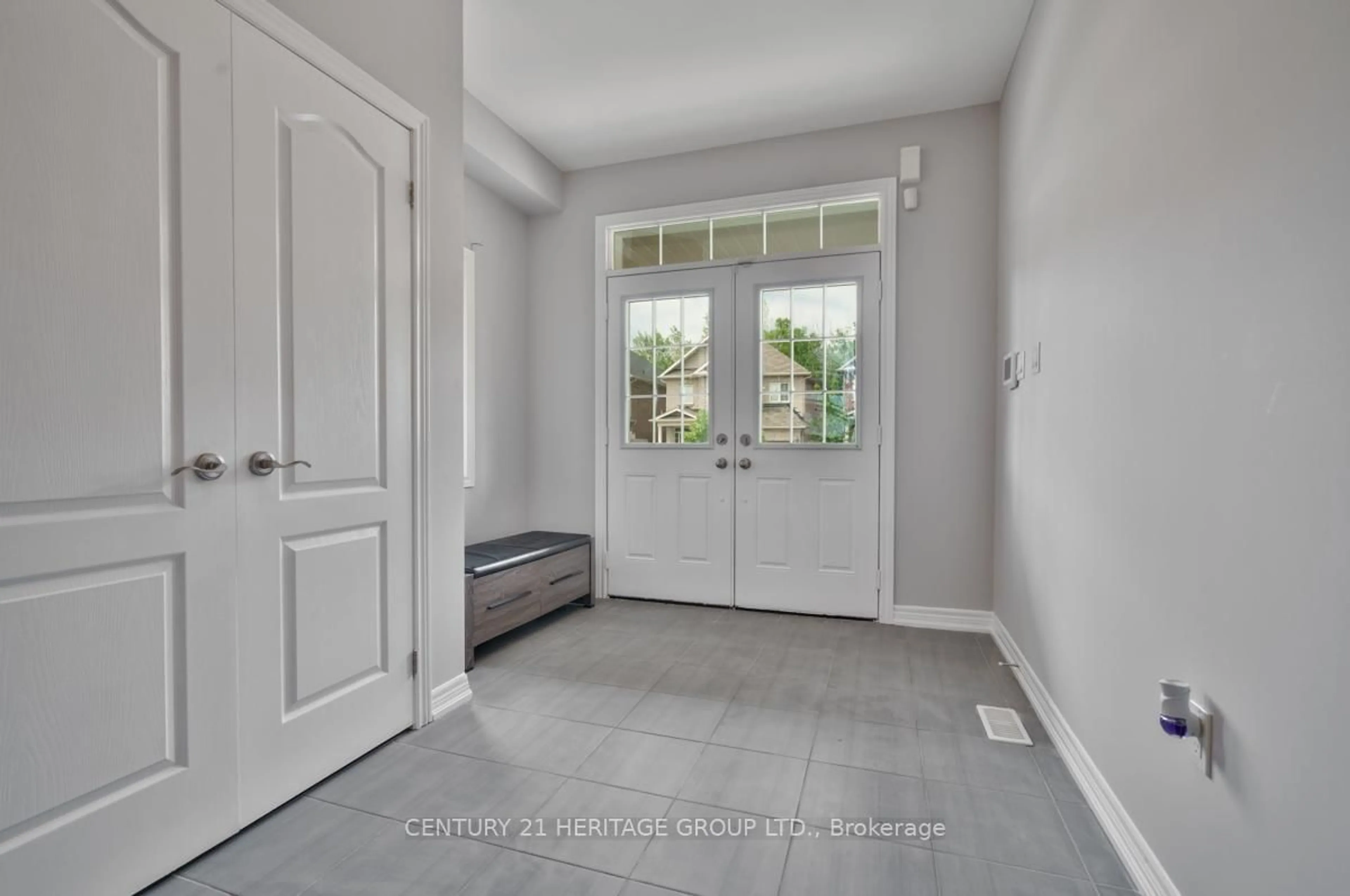 Indoor entryway for 33 Prosser Cres, Georgina Ontario L0E 1R0