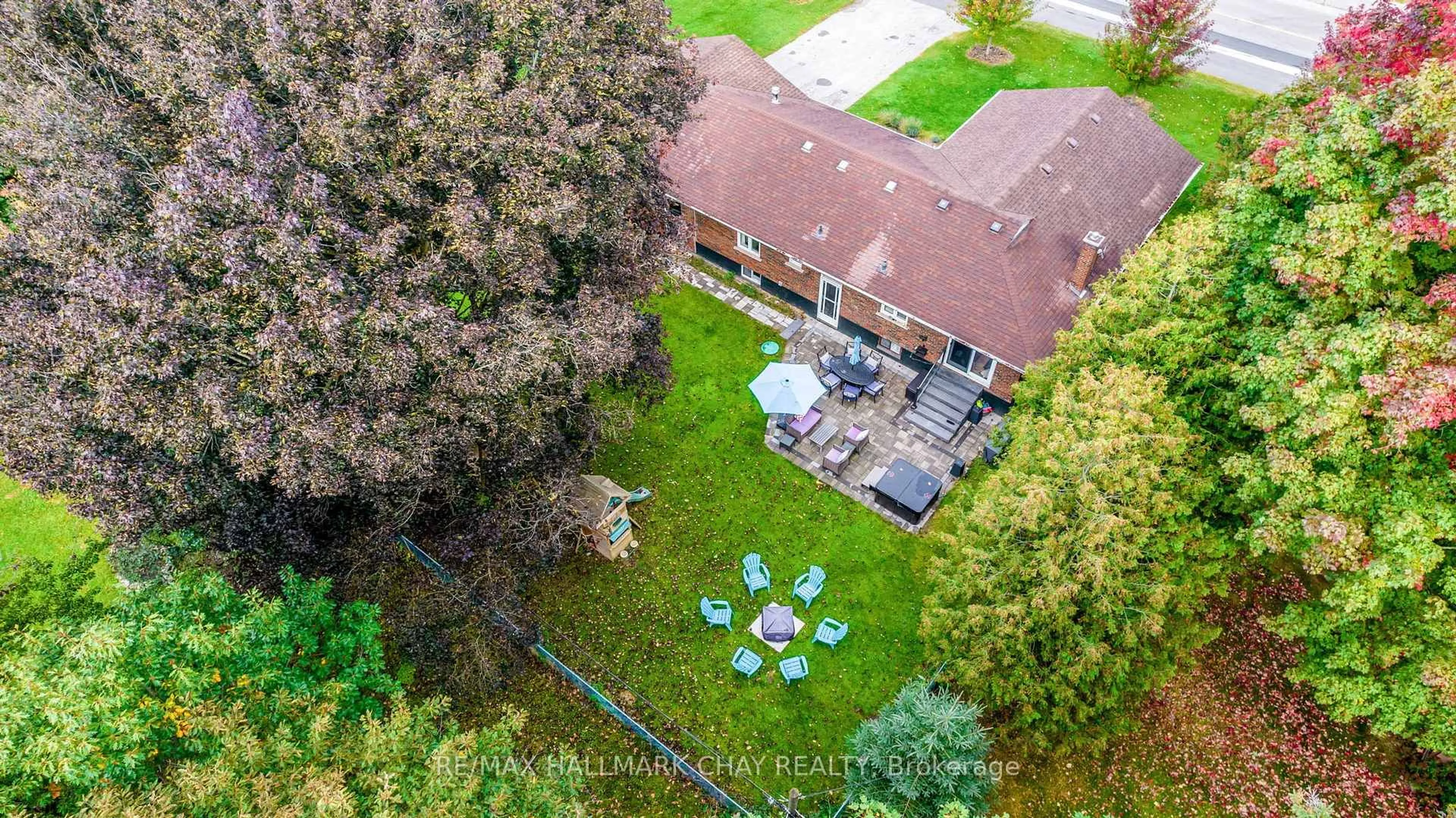 A pic from outside/outdoor area/front of a property/back of a property/a pic from drone, street for 1587 Mount Albert Rd, East Gwillimbury Ontario L0G 1V0