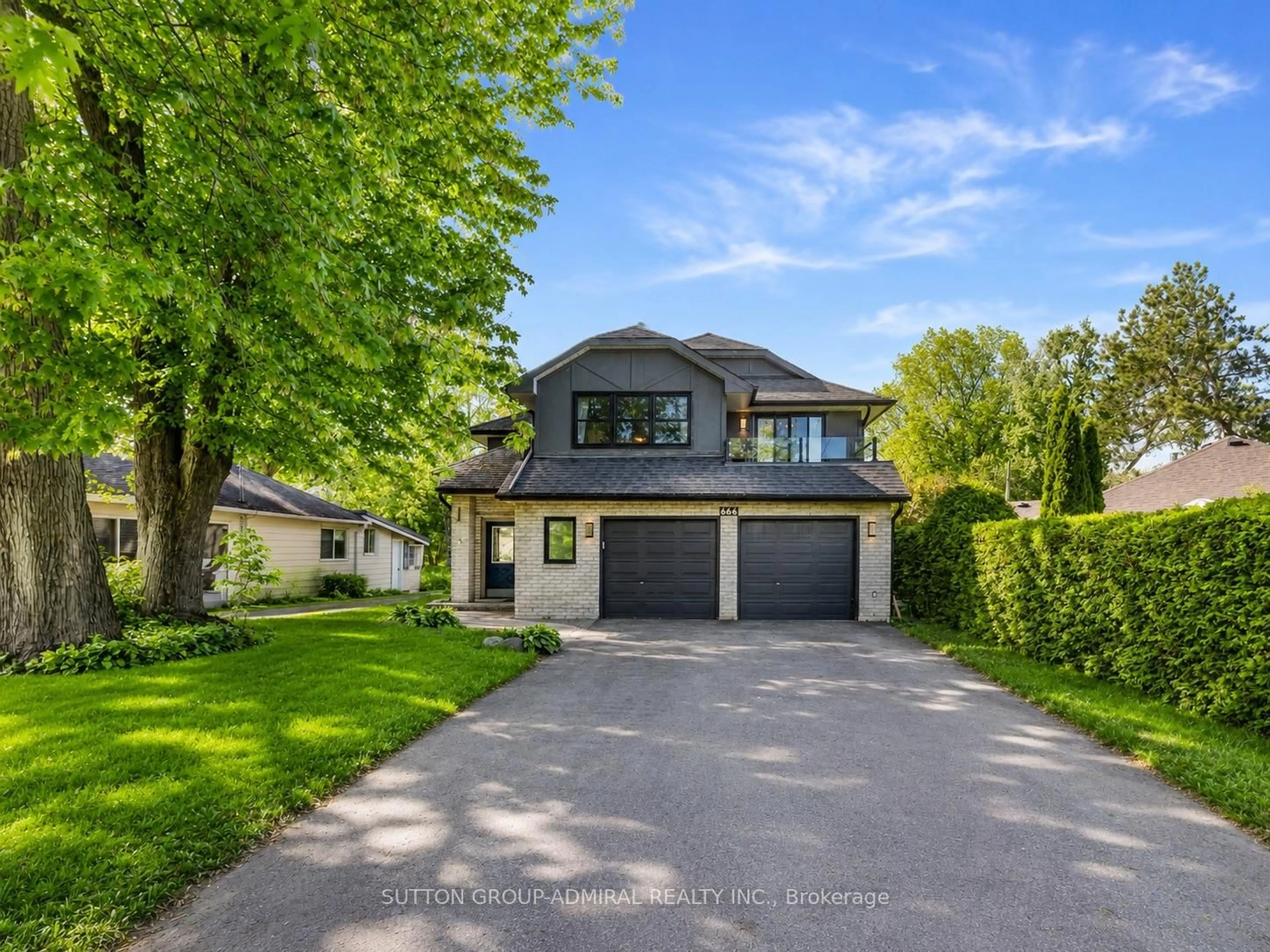 A pic from outside/outdoor area/front of a property/back of a property/a pic from drone, street for 664 Lakelands Ave, Innisfil Ontario L9S 4E6