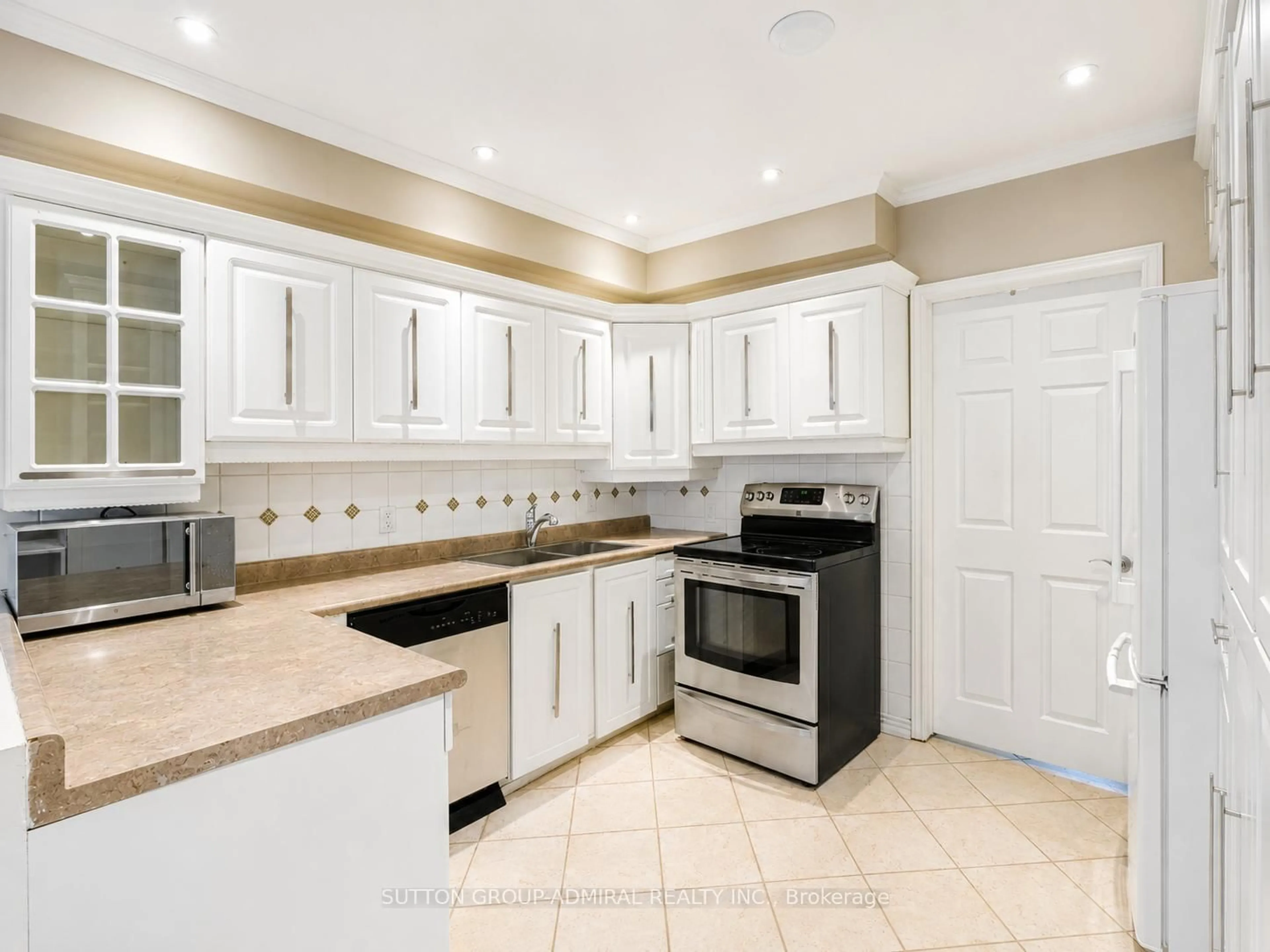 Standard kitchen, ceramic/tile floor for 664 Lakelands Ave, Innisfil Ontario L9S 4E6