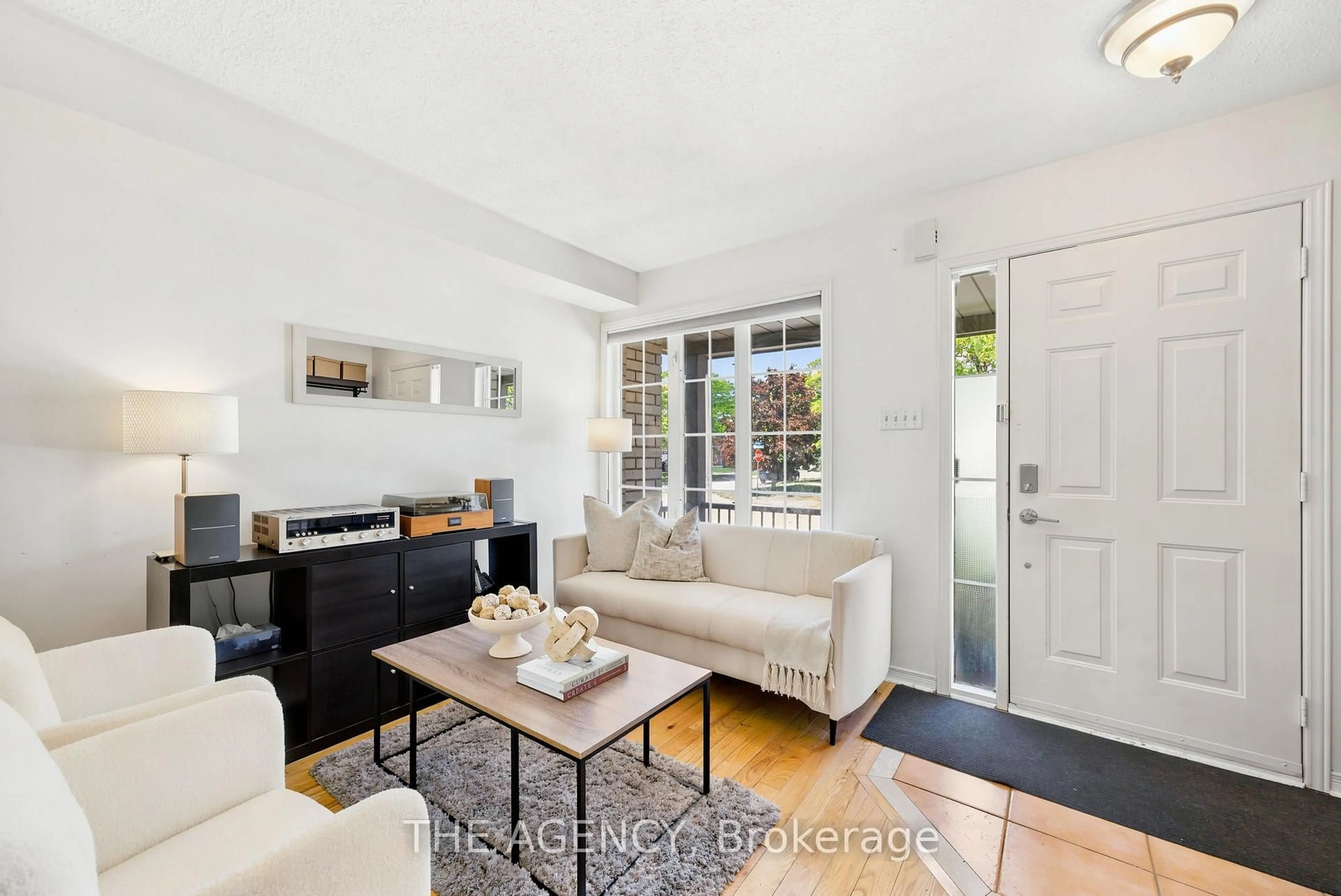 Living room with furniture, unknown for 3 Waterton Cres, Richmond Hill Ontario L4B 4L7