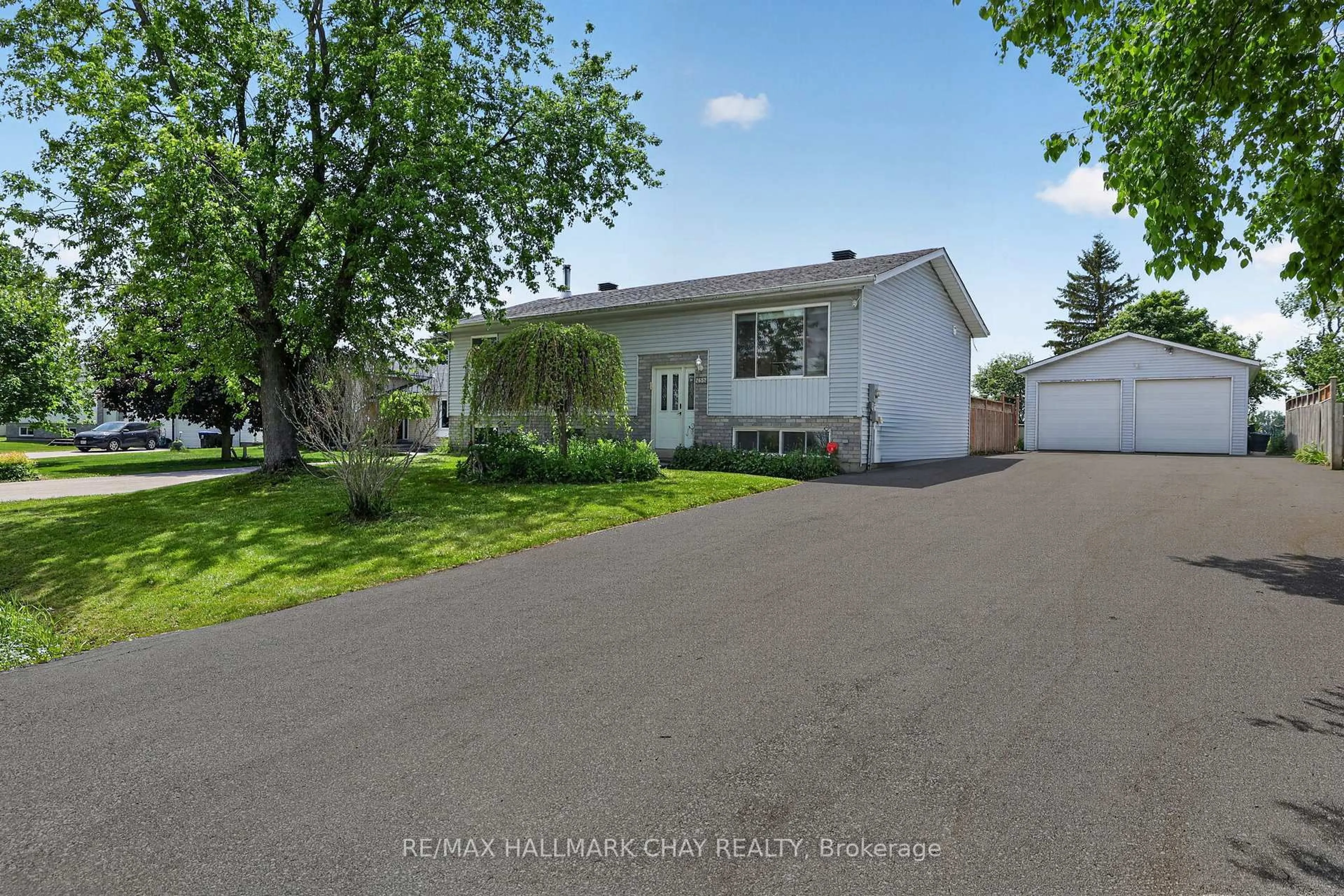 A pic from outside/outdoor area/front of a property/back of a property/a pic from drone, street for 2652 Lawrence Ave, Innisfil Ontario L9S 1C9