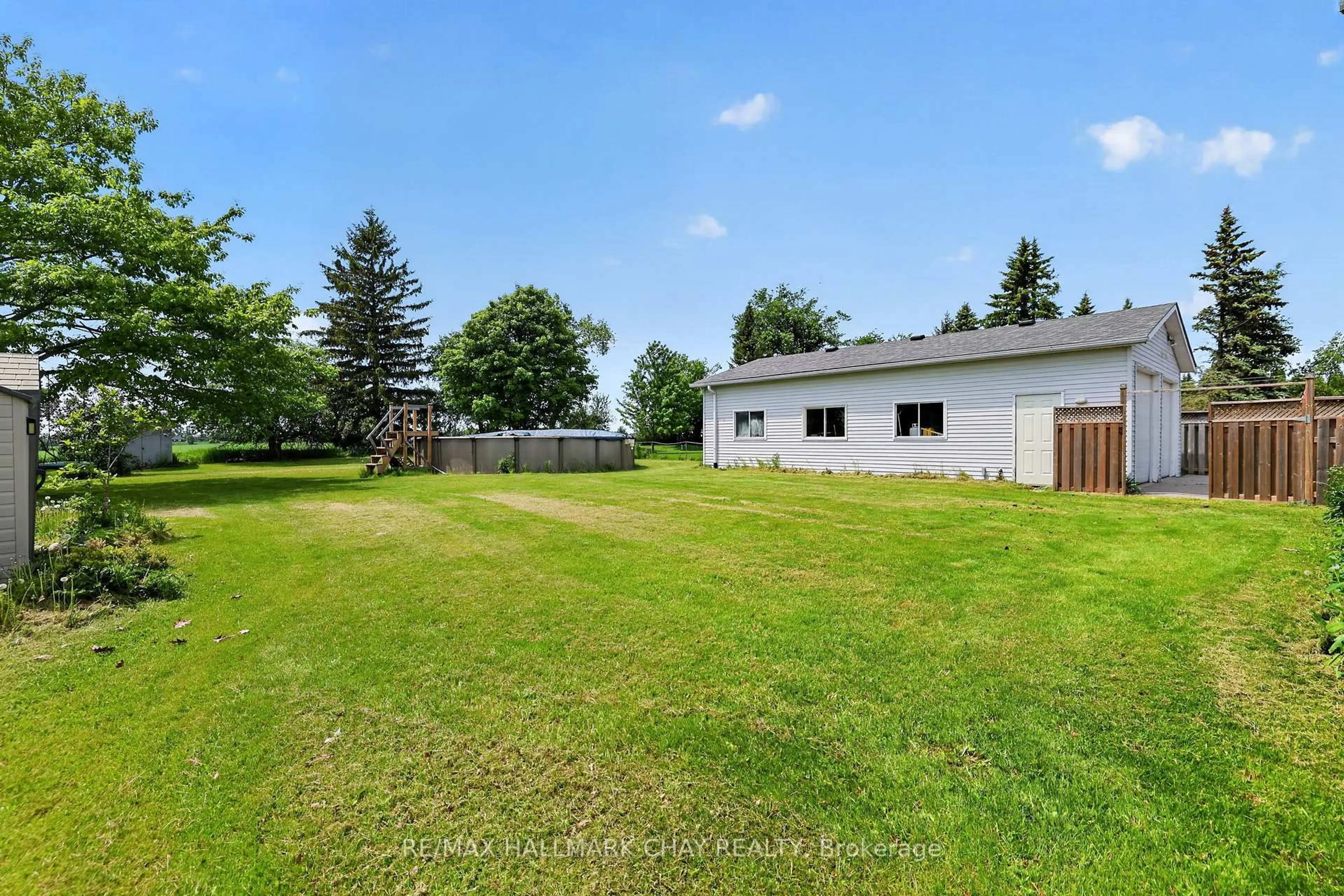 A pic from outside/outdoor area/front of a property/back of a property/a pic from drone, unknown for 2652 Lawrence Ave, Innisfil Ontario L9S 1C9