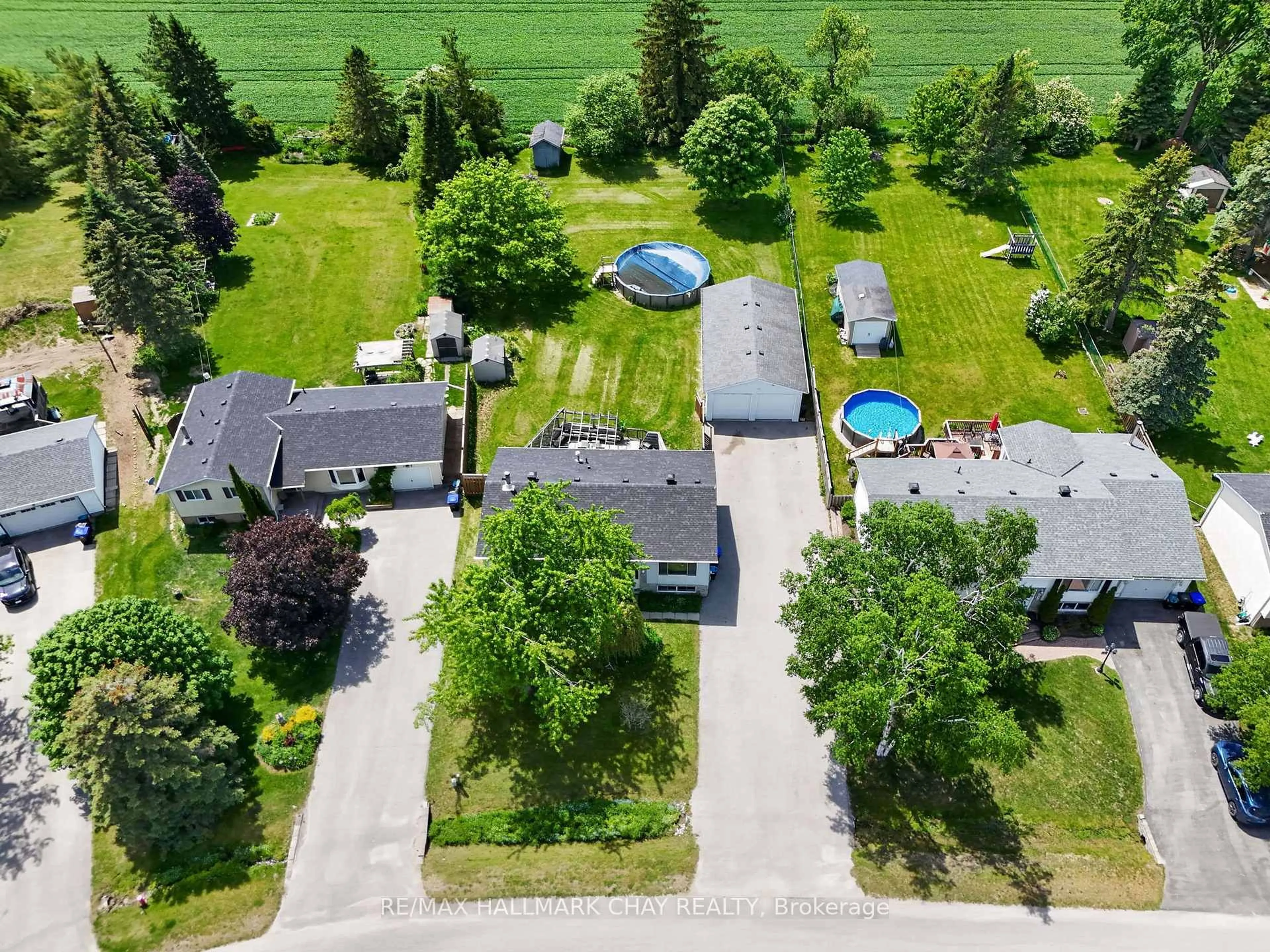 A pic from outside/outdoor area/front of a property/back of a property/a pic from drone, street for 2652 Lawrence Ave, Innisfil Ontario L9S 1C9