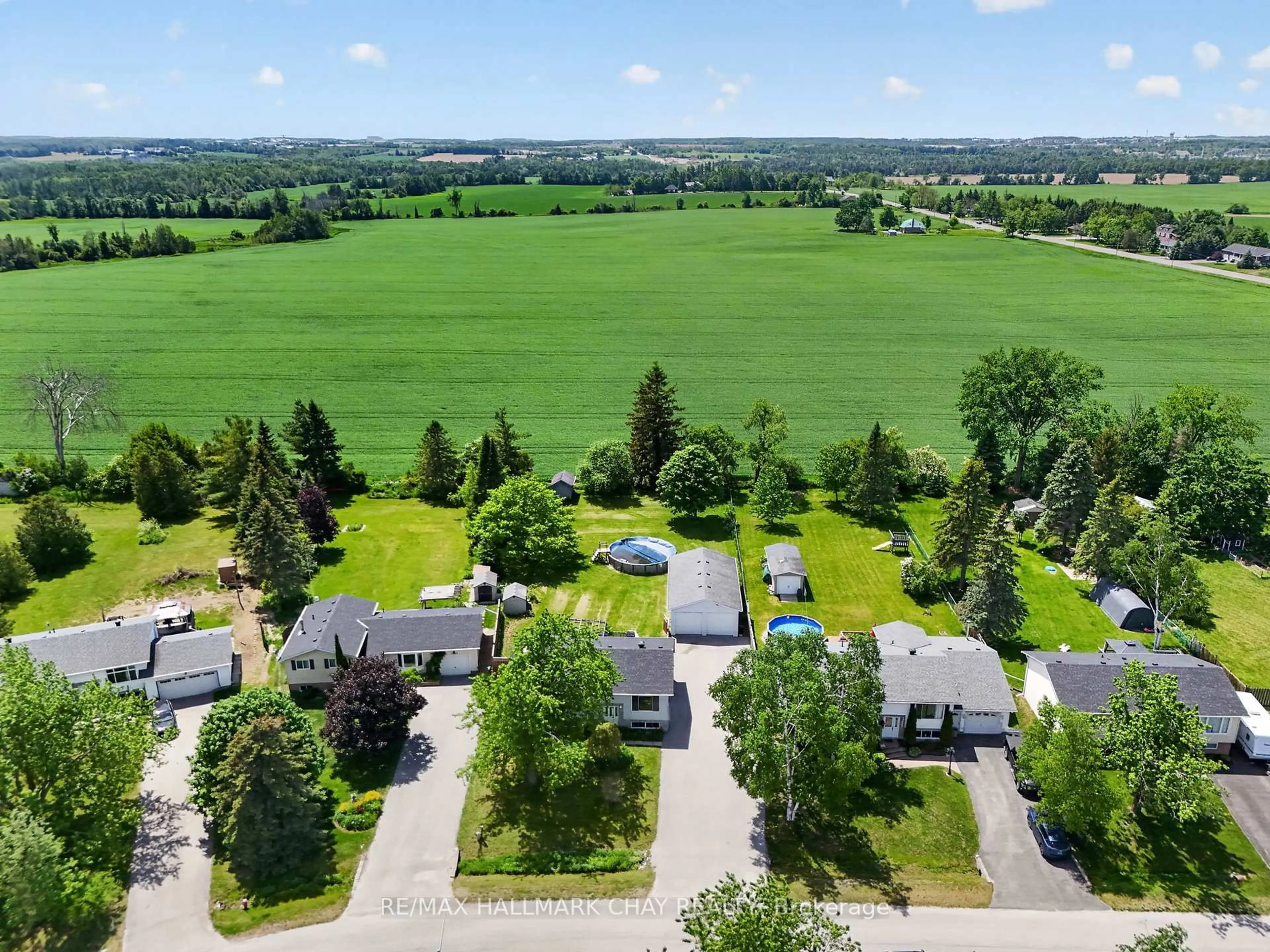 A pic from outside/outdoor area/front of a property/back of a property/a pic from drone, unknown for 2652 Lawrence Ave, Innisfil Ontario L9S 1C9