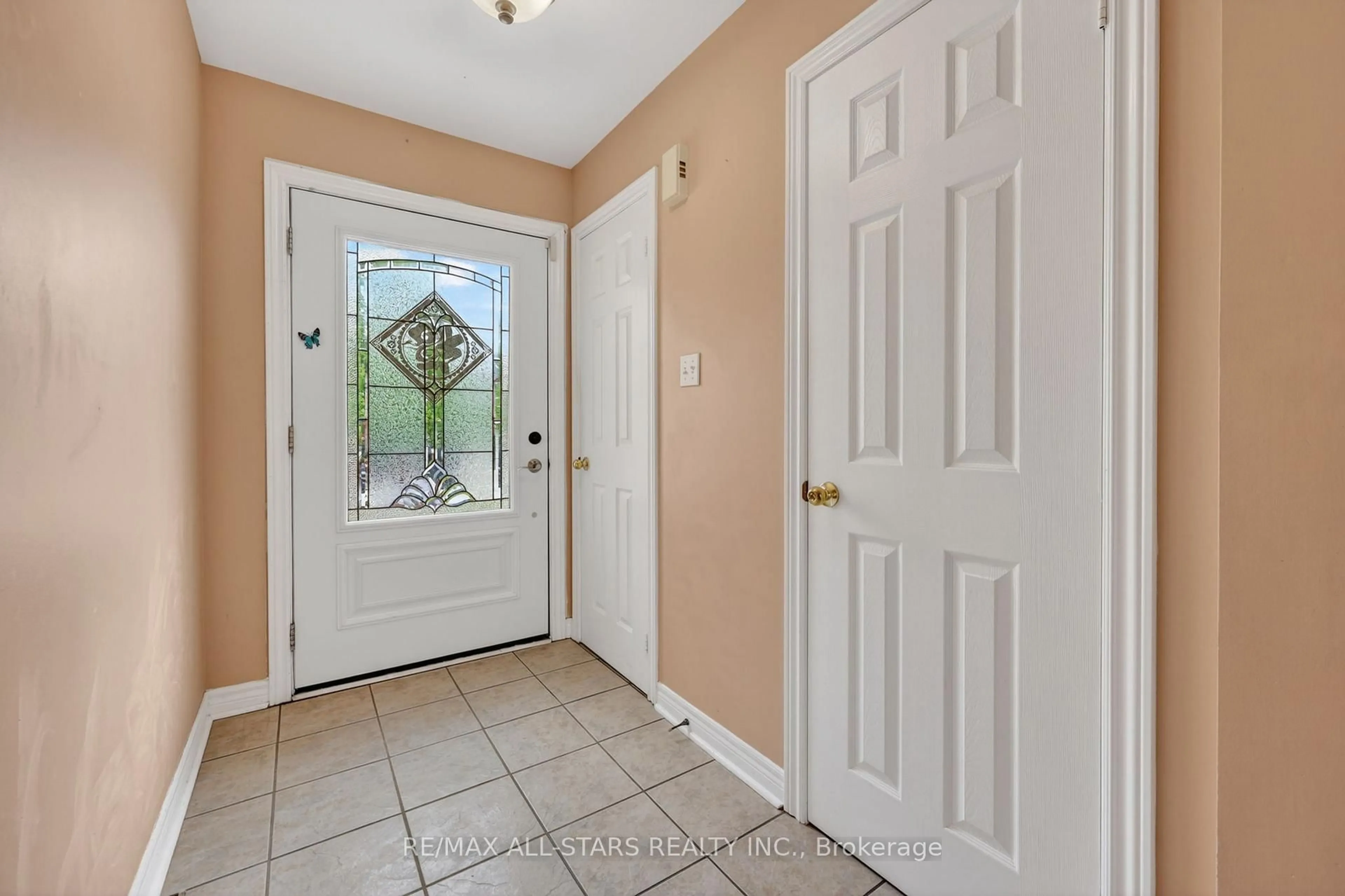 Indoor entryway for 18 Lancaster Crt, Georgina Ontario L4P 4A1