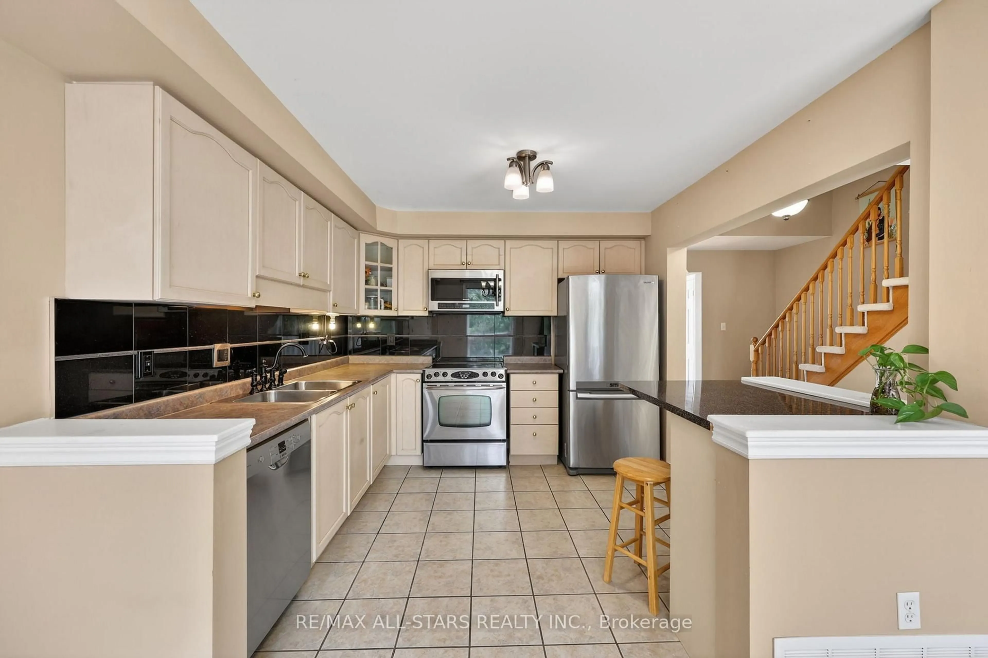 Open concept kitchen, ceramic/tile floor for 18 Lancaster Crt, Georgina Ontario L4P 4A1
