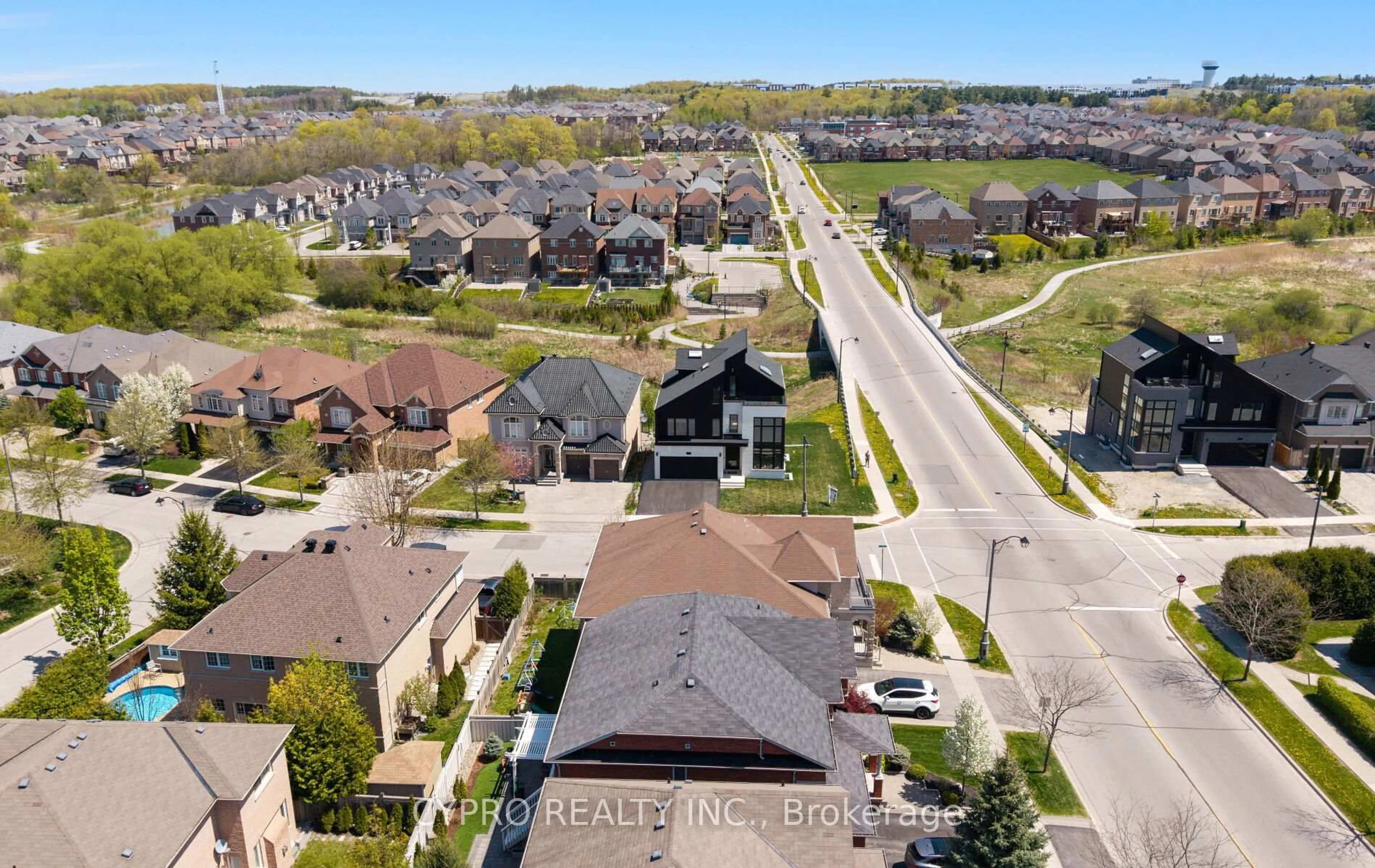 A pic from outside/outdoor area/front of a property/back of a property/a pic from drone, street for 88 Cosford St, Aurora Ontario L4G 0G6