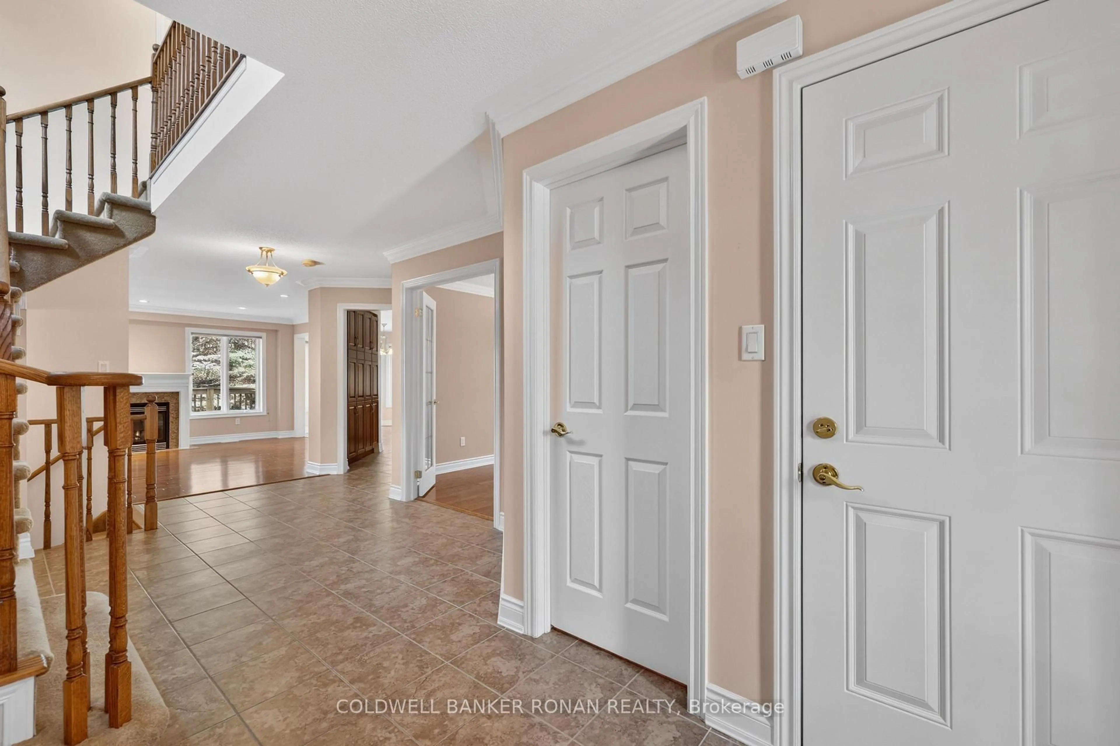 Indoor entryway for 146 Bella Vista Tr, New Tecumseth Ontario L9K 2G8