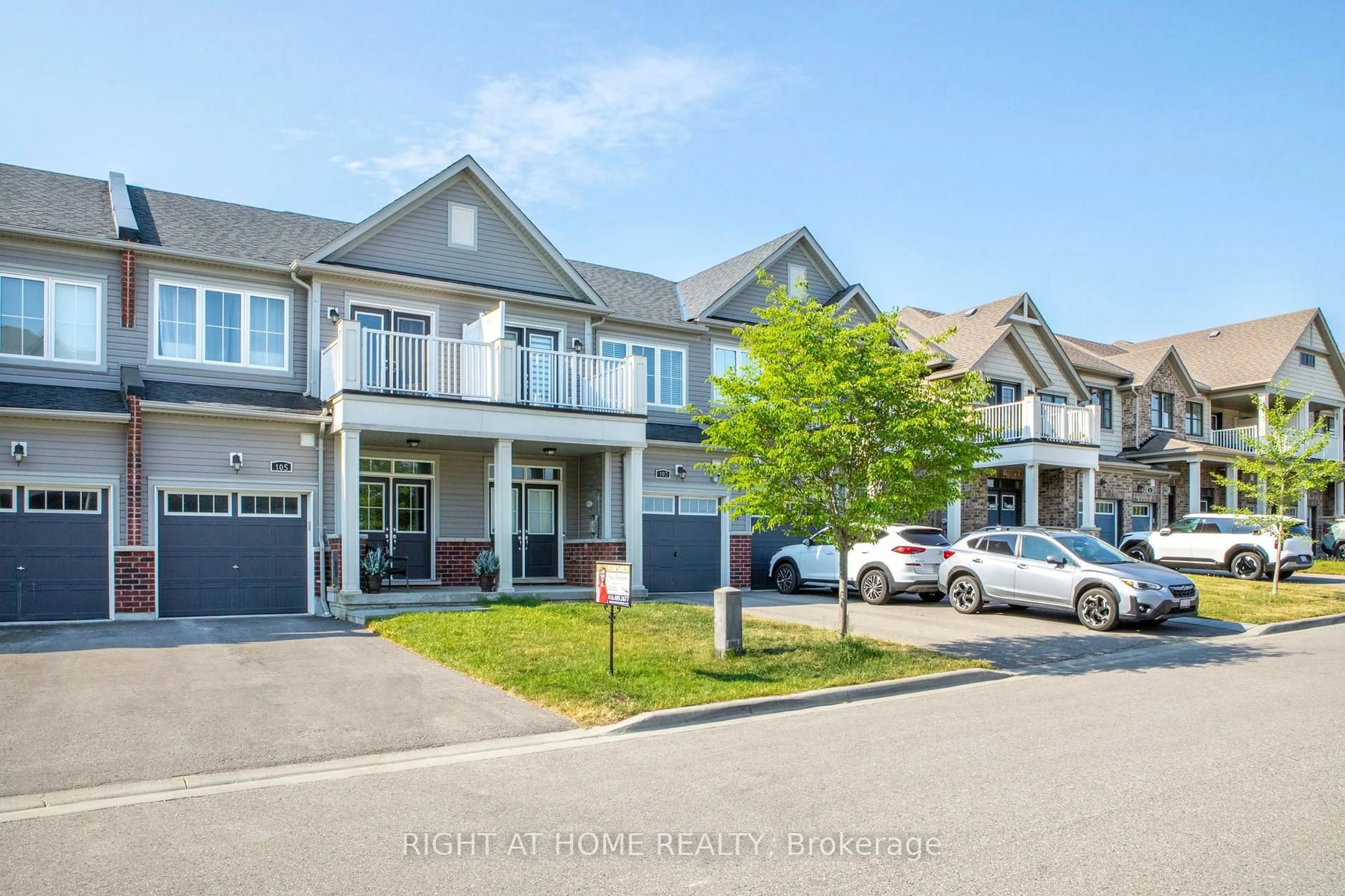 A pic from outside/outdoor area/front of a property/back of a property/a pic from drone, street for 105 Alvin Pegg Dr, East Gwillimbury Ontario L9N 0R7