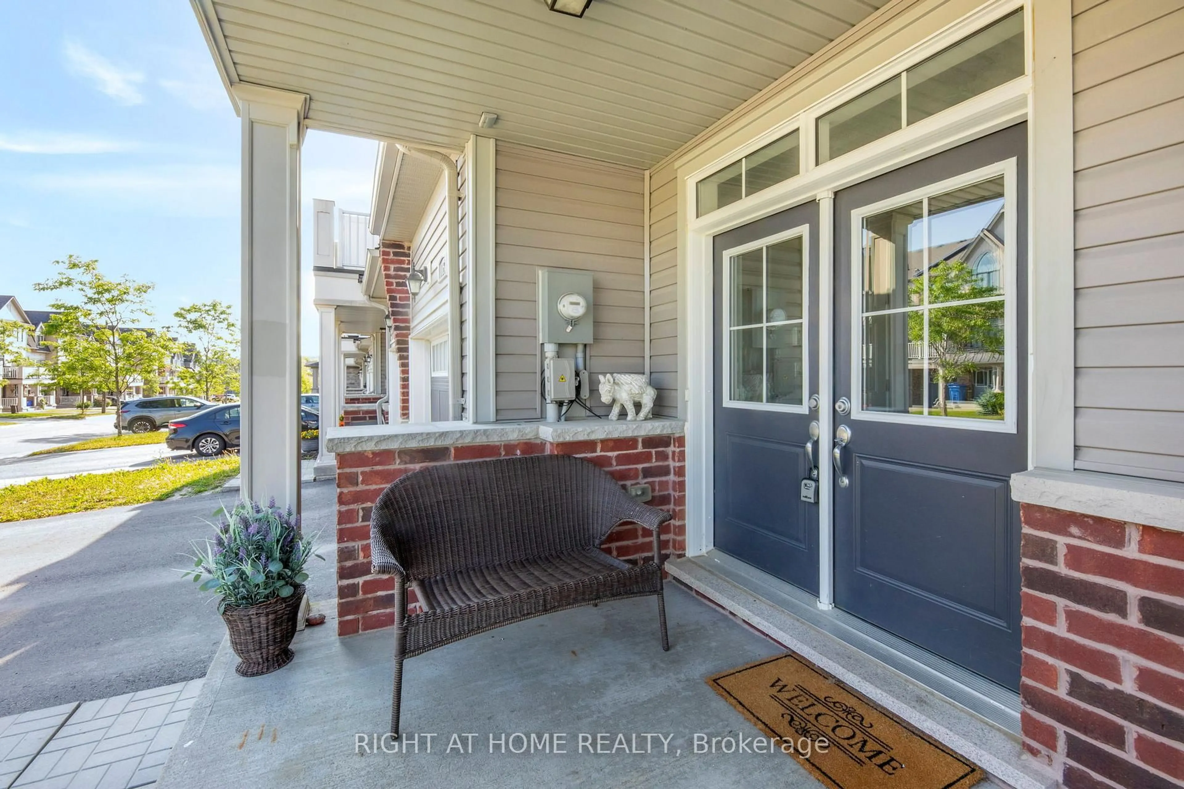 Indoor entryway for 105 Alvin Pegg Dr, East Gwillimbury Ontario L9N 0R7