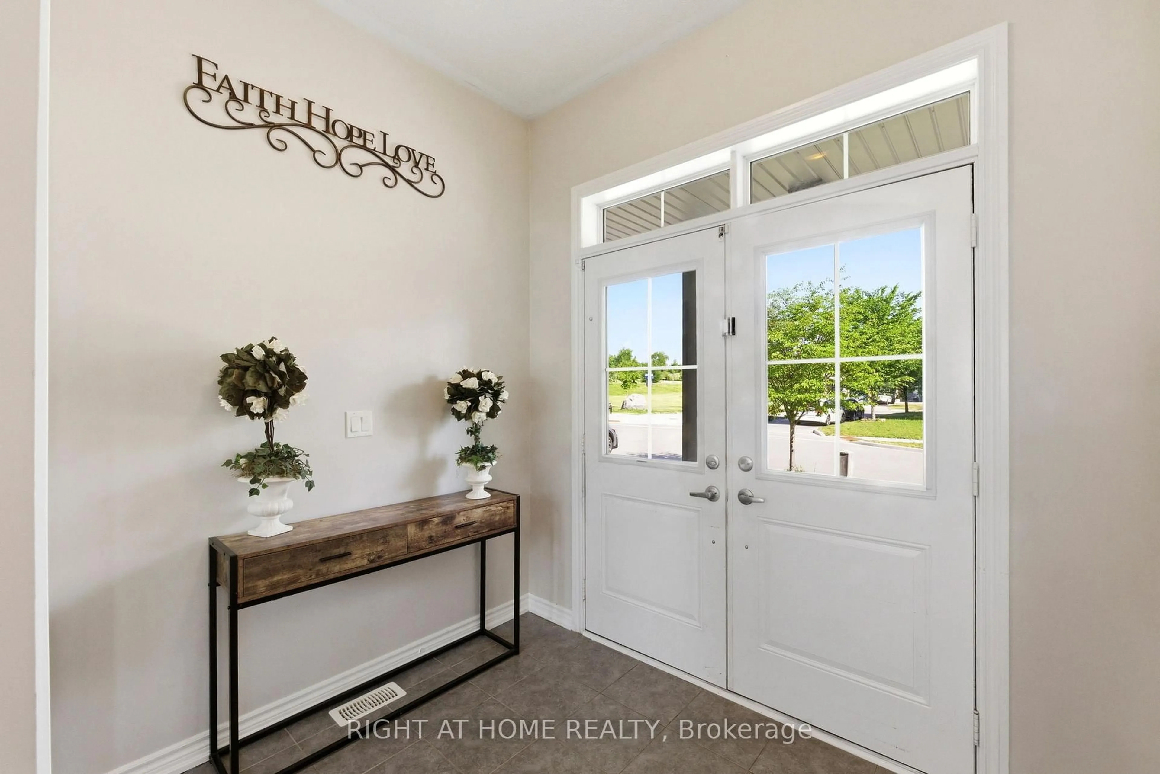 Indoor entryway for 105 Alvin Pegg Dr, East Gwillimbury Ontario L9N 0R7