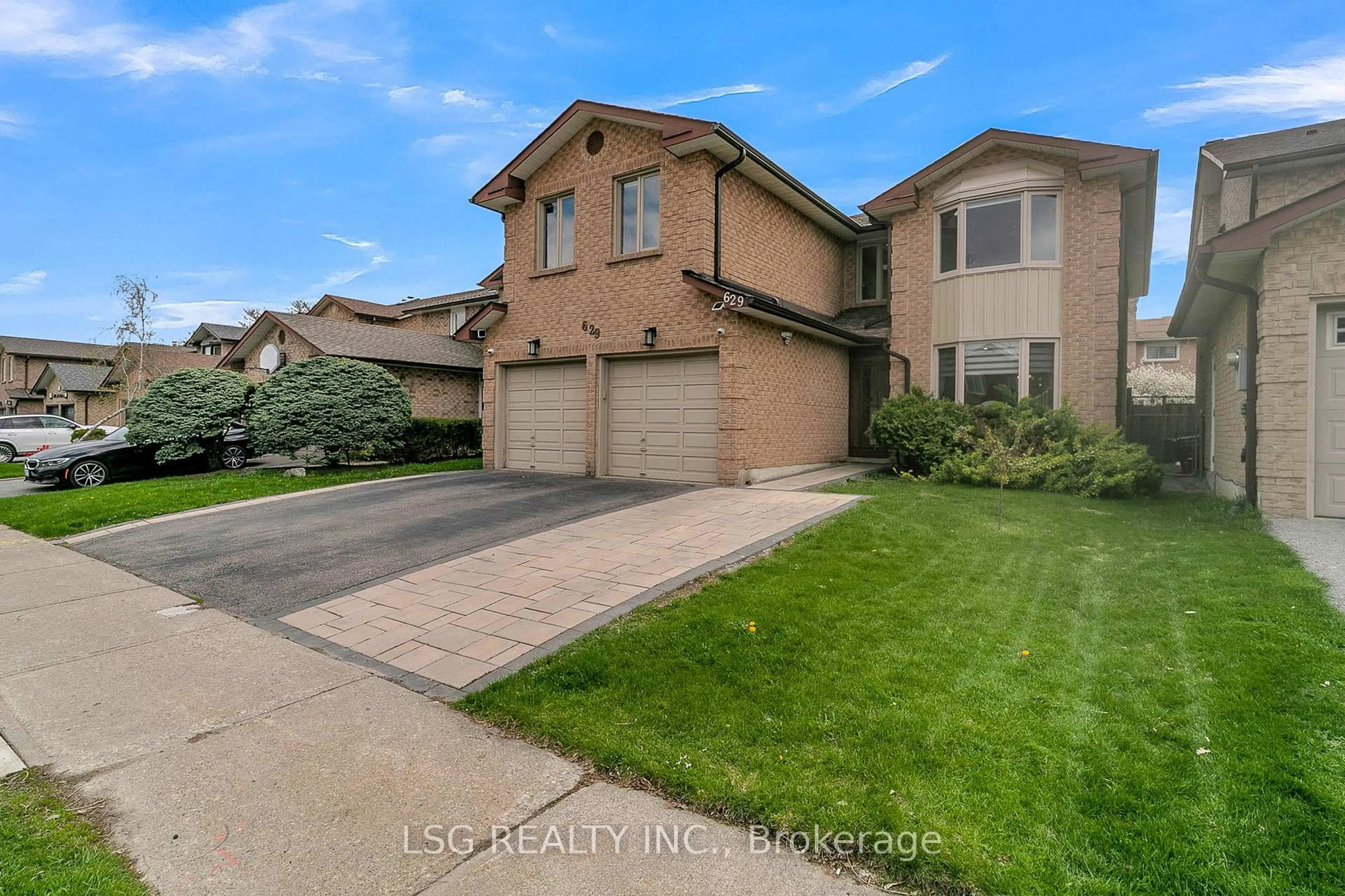 A pic from outside/outdoor area/front of a property/back of a property/a pic from drone, street for 629 York Hill Blvd, Vaughan Ontario L4J 5L9