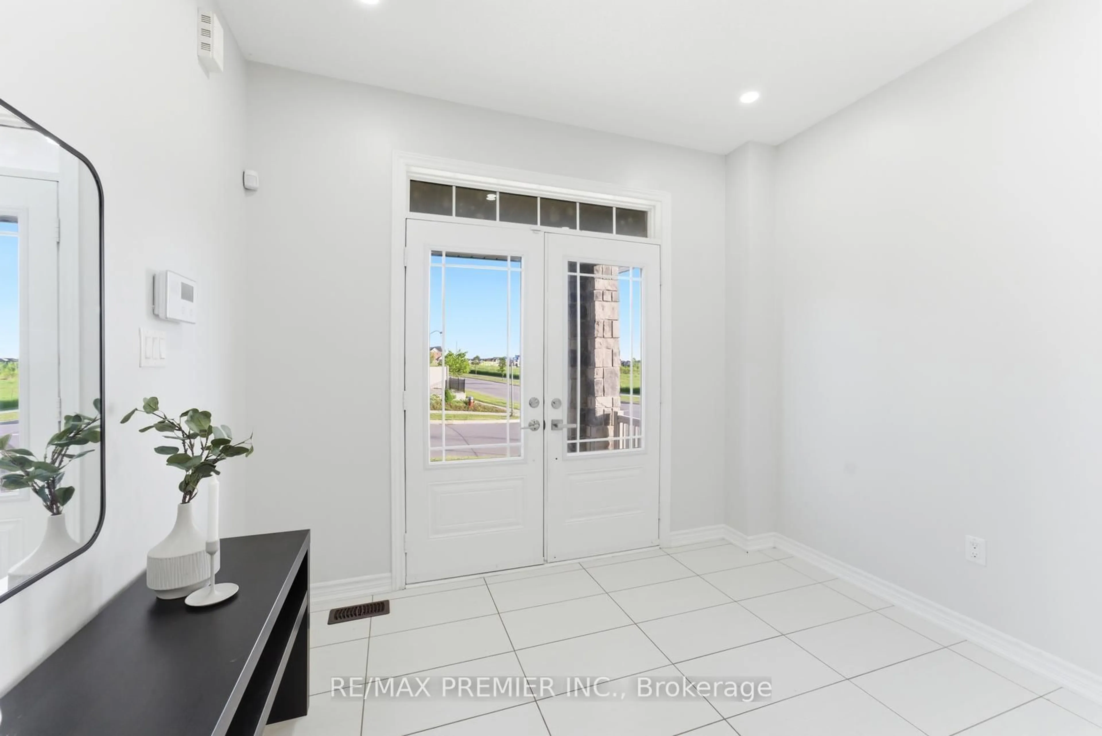 Indoor entryway for 122 Mckenzie Way, Bradford West Gwillimbury Ontario L3Z 4J4