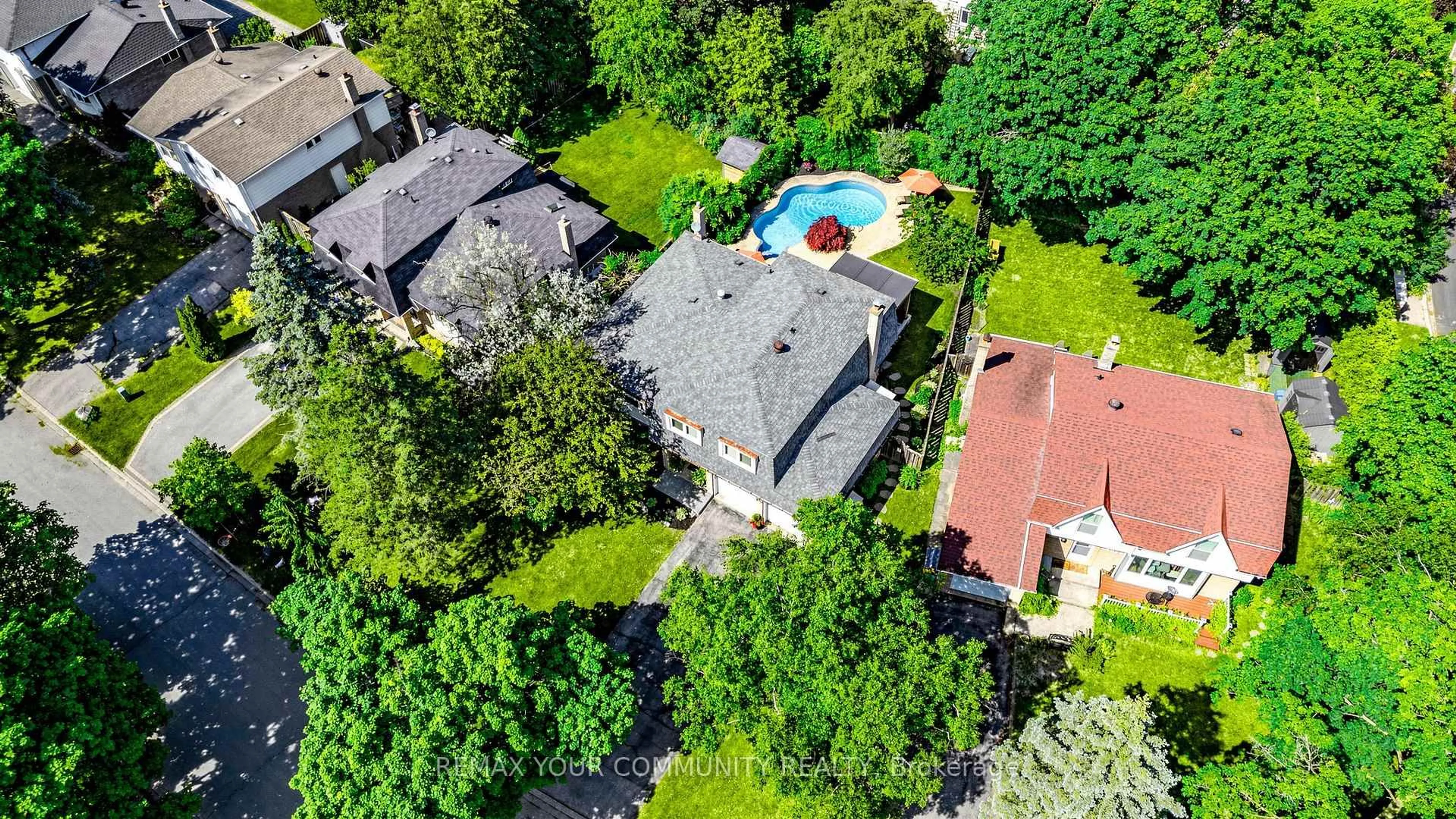 A pic from outside/outdoor area/front of a property/back of a property/a pic from drone, street for 5 Coral Harbour Cres, Markham Ontario L3T 2Z8
