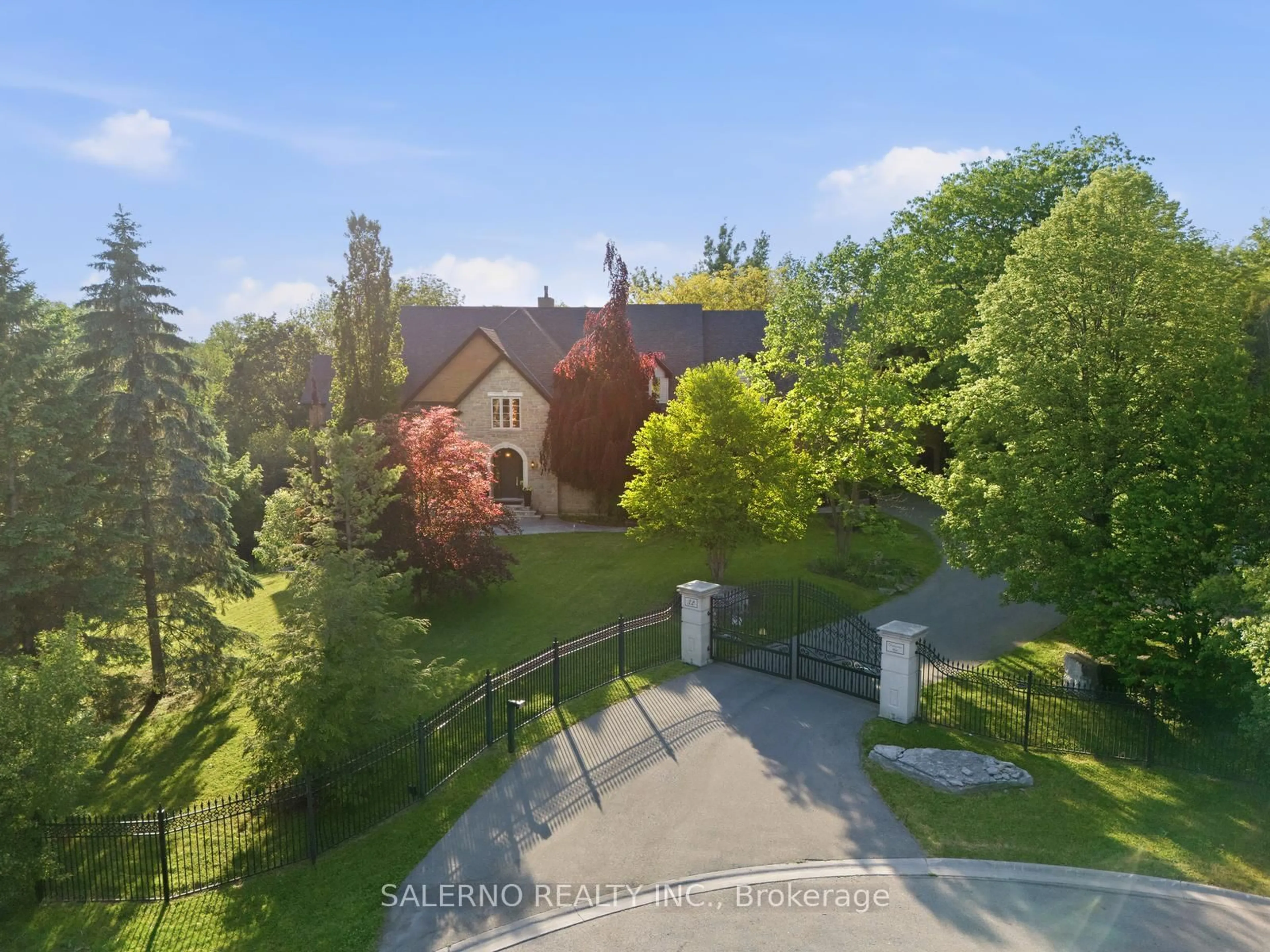 A pic from outside/outdoor area/front of a property/back of a property/a pic from drone, street for 32 Daleview Crt, Vaughan Ontario L0J 1C0