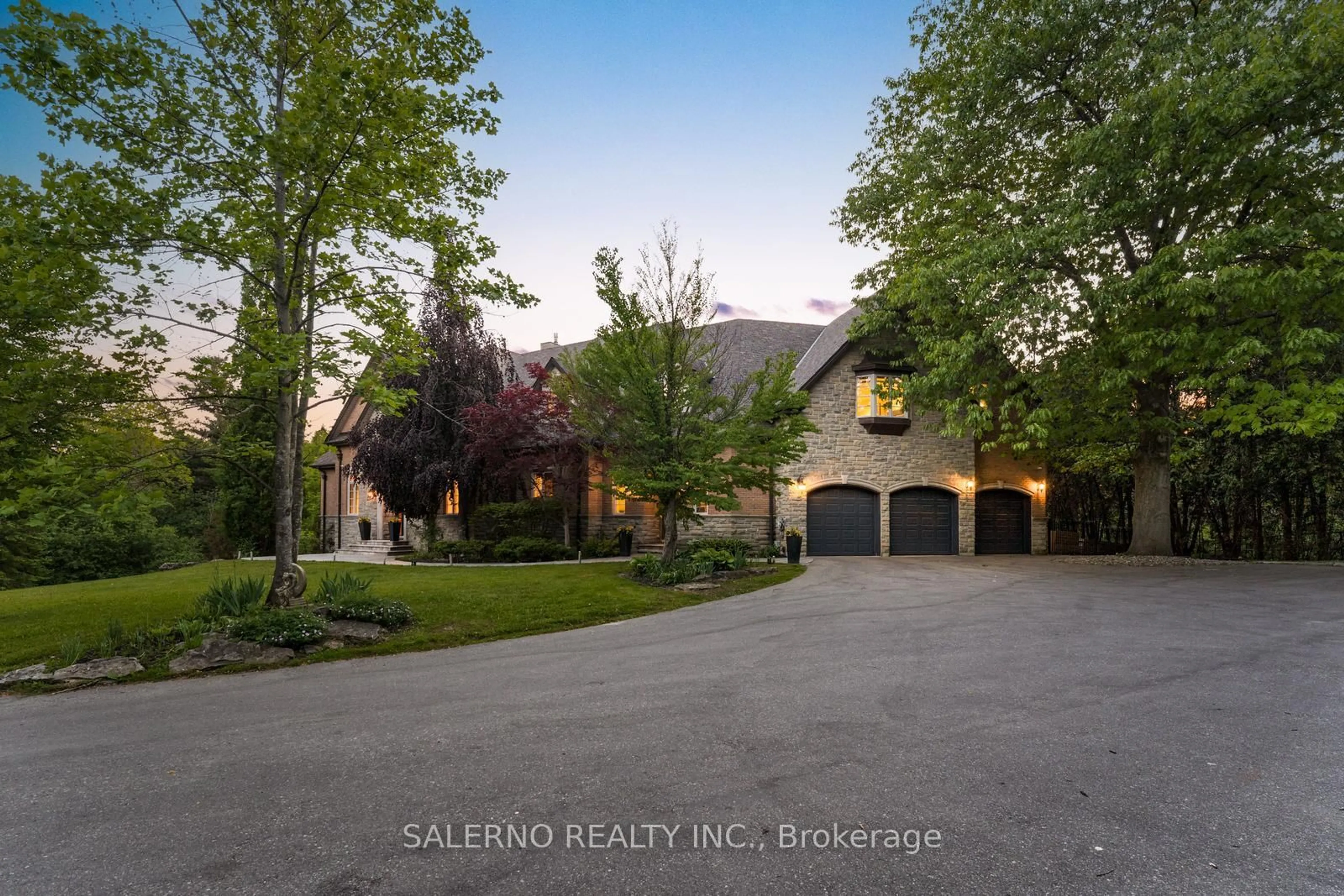 A pic from outside/outdoor area/front of a property/back of a property/a pic from drone, street for 32 Daleview Crt, Vaughan Ontario L0J 1C0