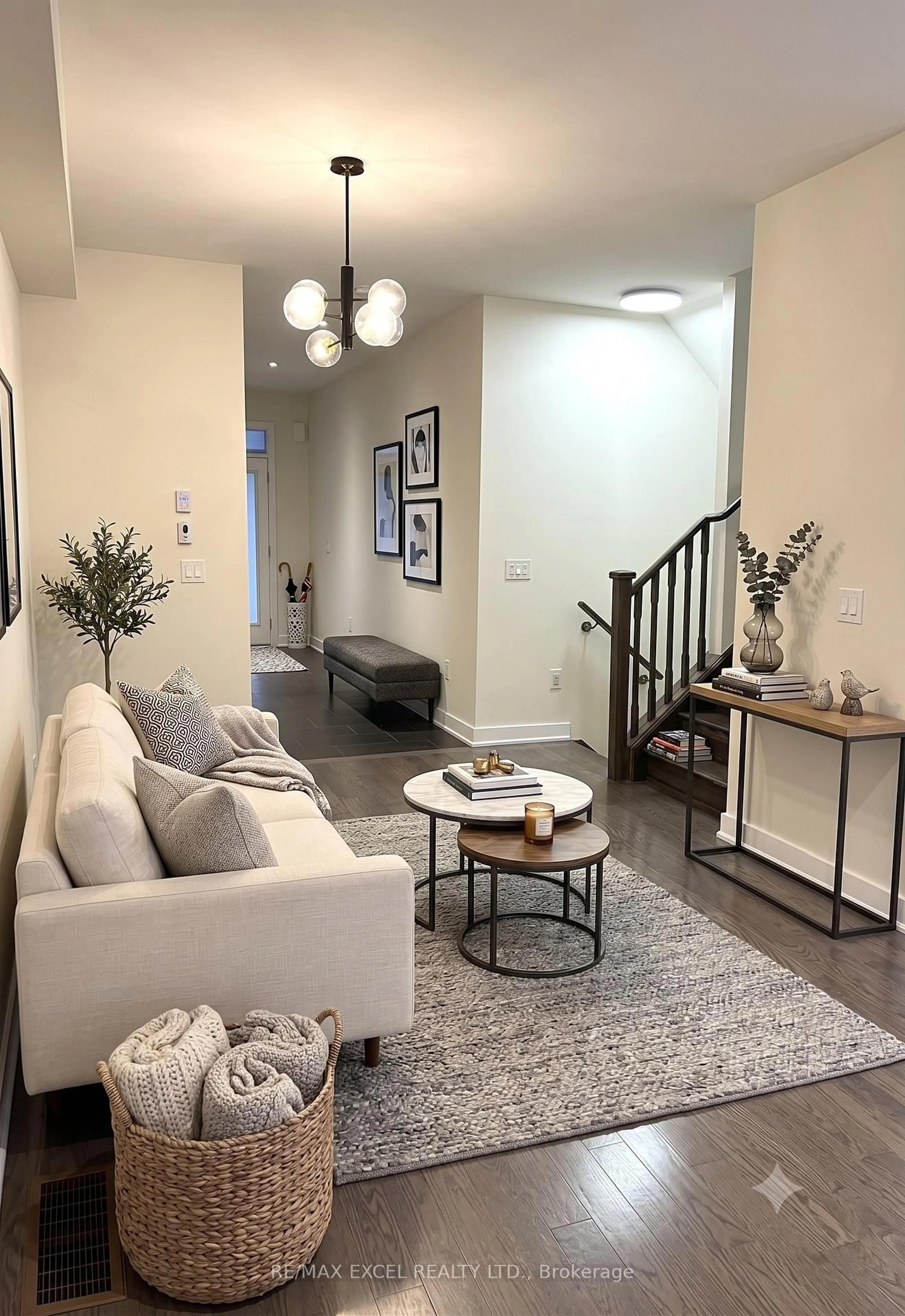 Living room with furniture, unknown for 8 Helliwell Cres, Richmond Hill Ontario L4E 5B6