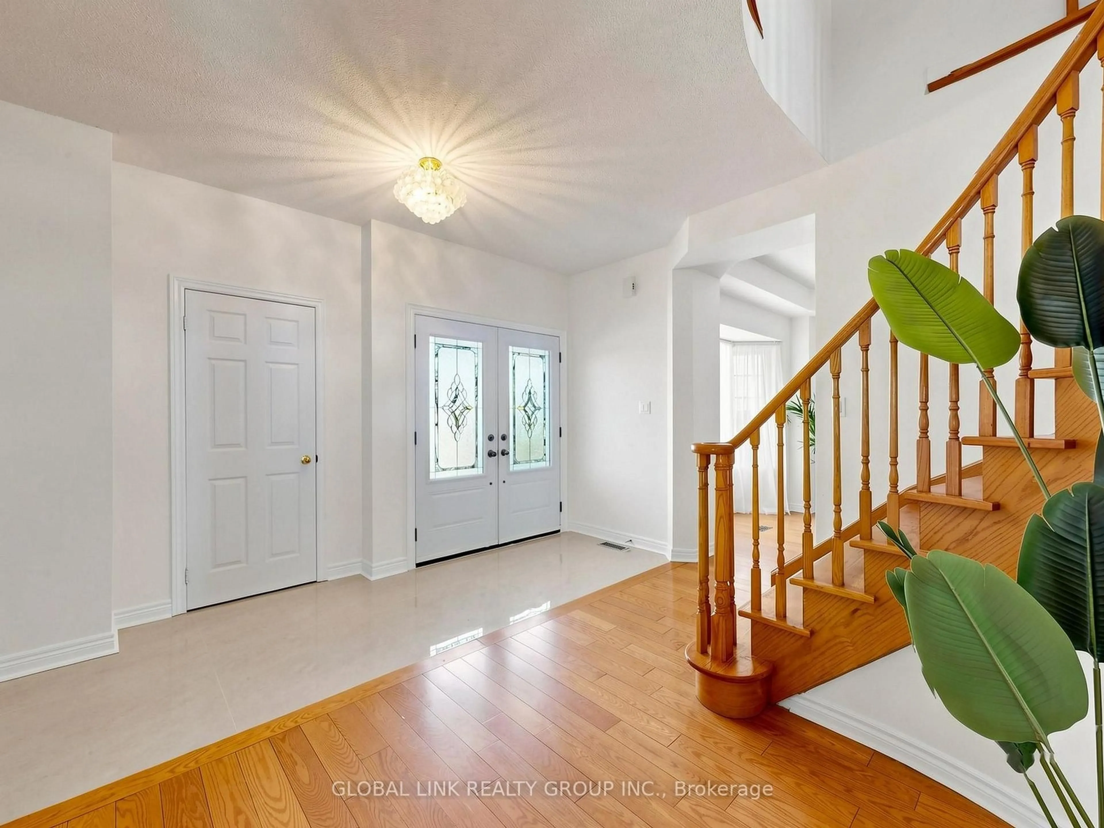 Indoor entryway for 53 Jacob Way, Whitchurch-Stouffville Ontario L4A 1K8