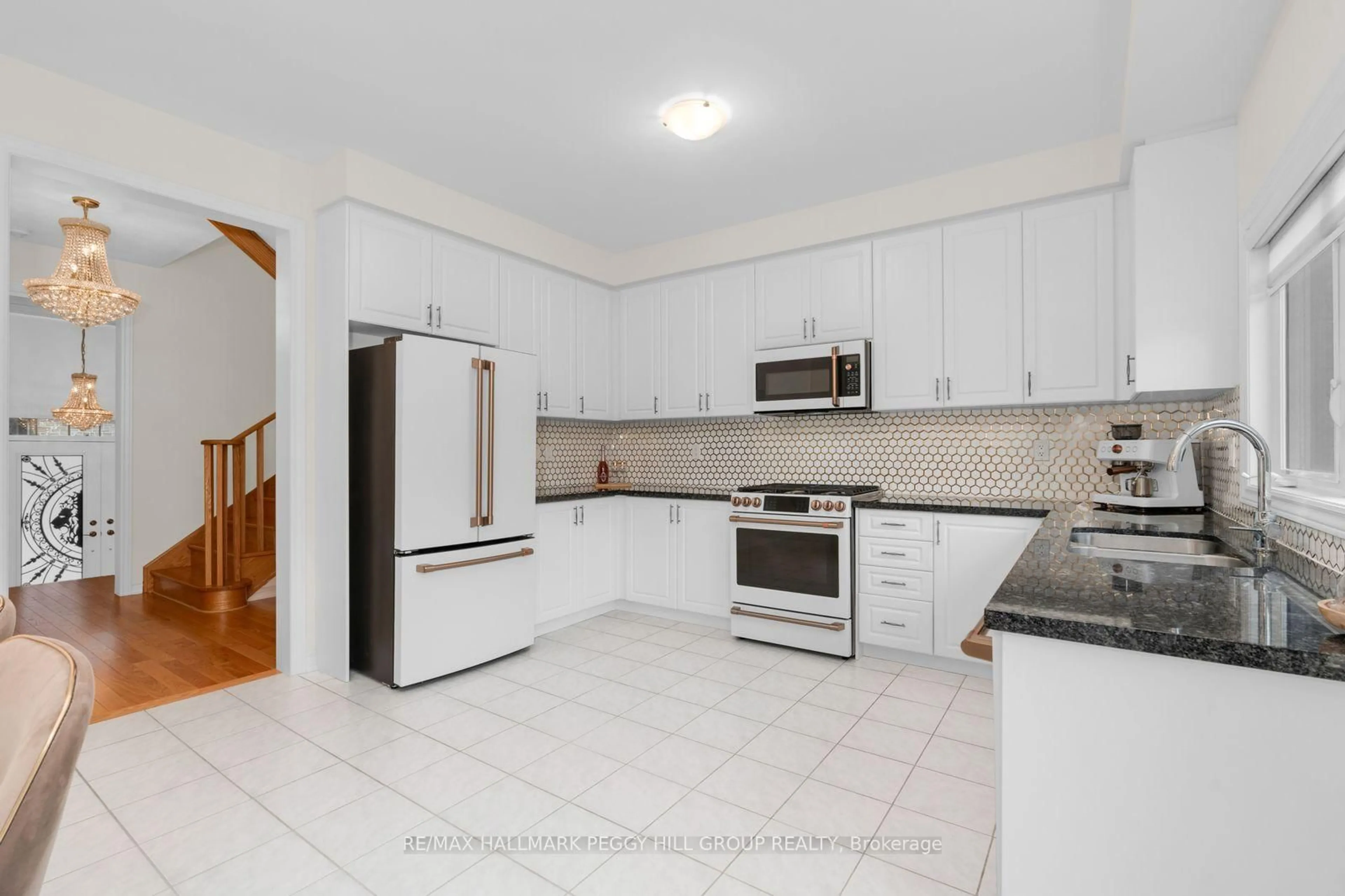 Standard kitchen, ceramic/tile floor for 34 Valleo St, Georgina Ontario L4P 0K1