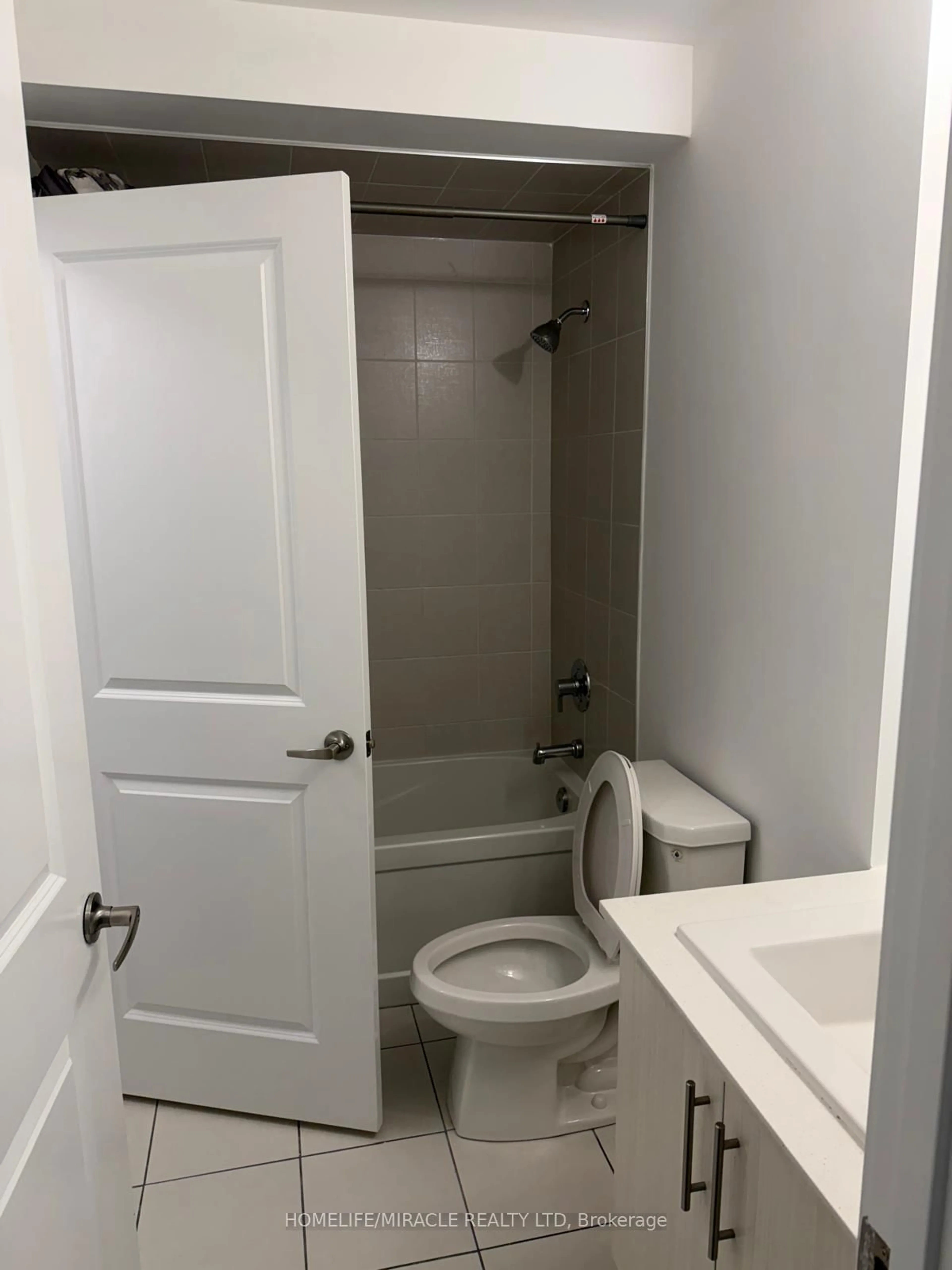 Standard bathroom, floor is not visible for 9570 Islington Ave #L122, Vaughan Ontario L4H 5E8