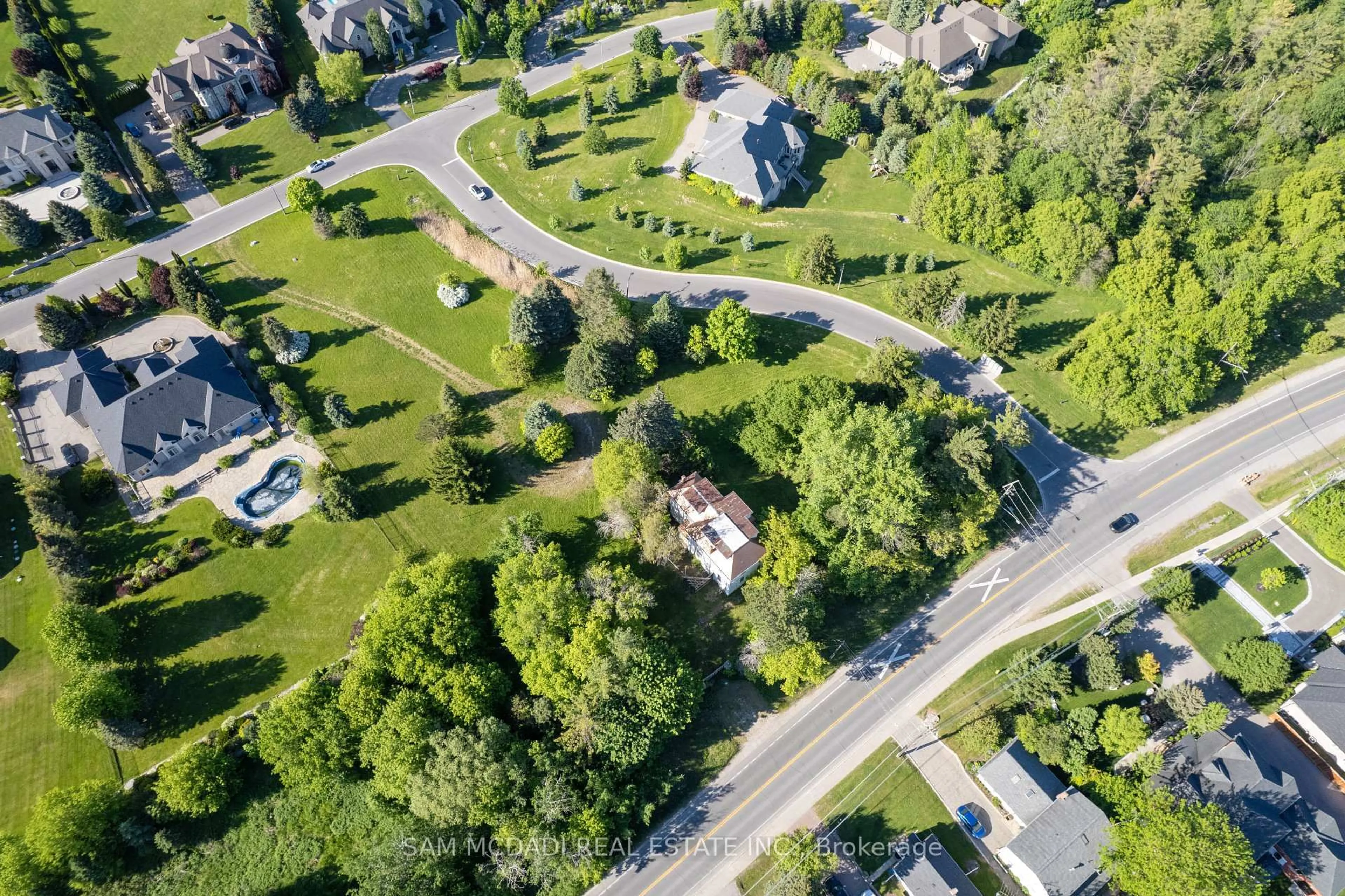A pic from outside/outdoor area/front of a property/back of a property/a pic from drone, street for 10 Richard Lovat Crt, Vaughan Ontario L0J 1C0