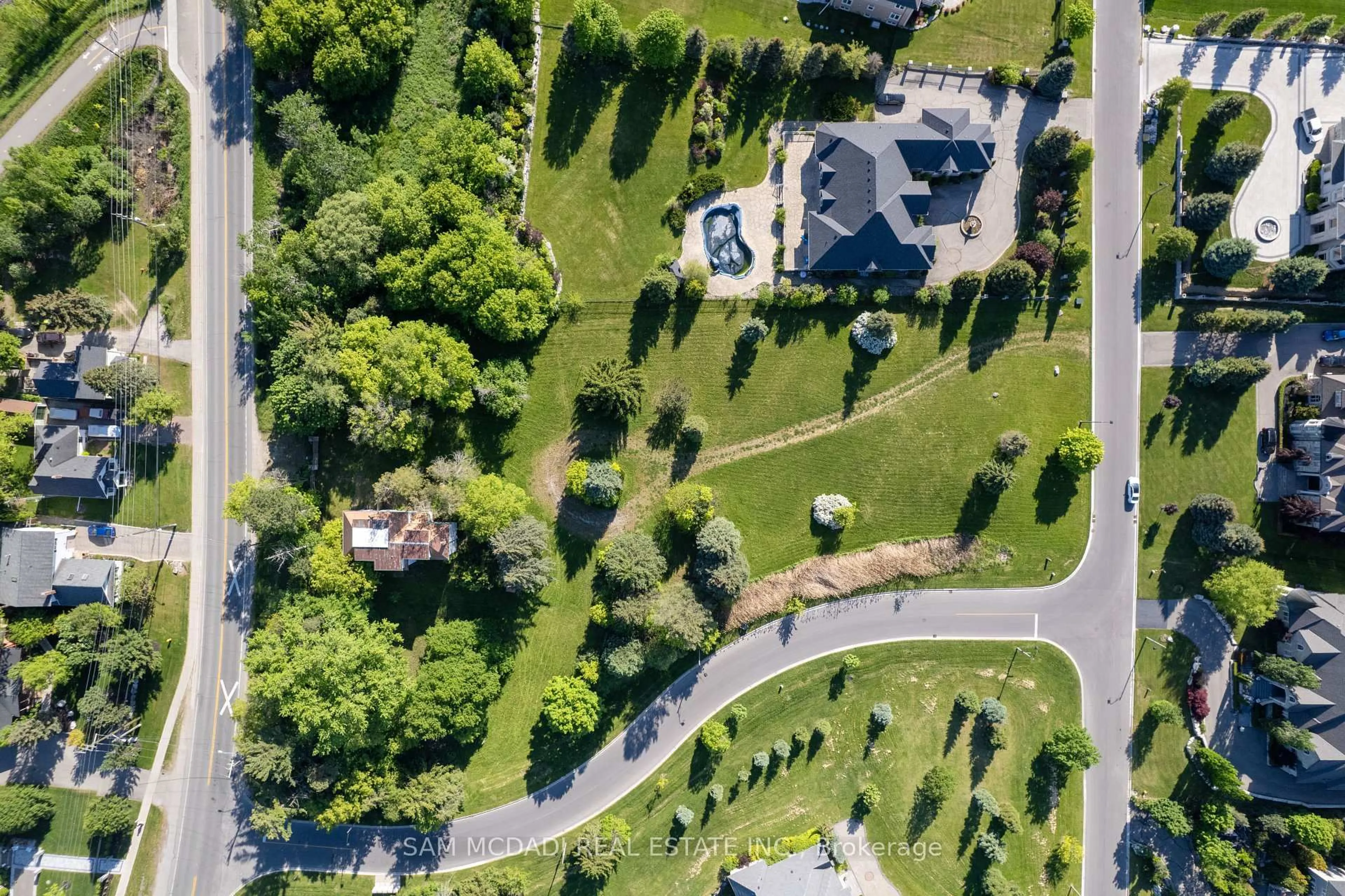 A pic from outside/outdoor area/front of a property/back of a property/a pic from drone, street for 10 Richard Lovat Crt, Vaughan Ontario L0J 1C0