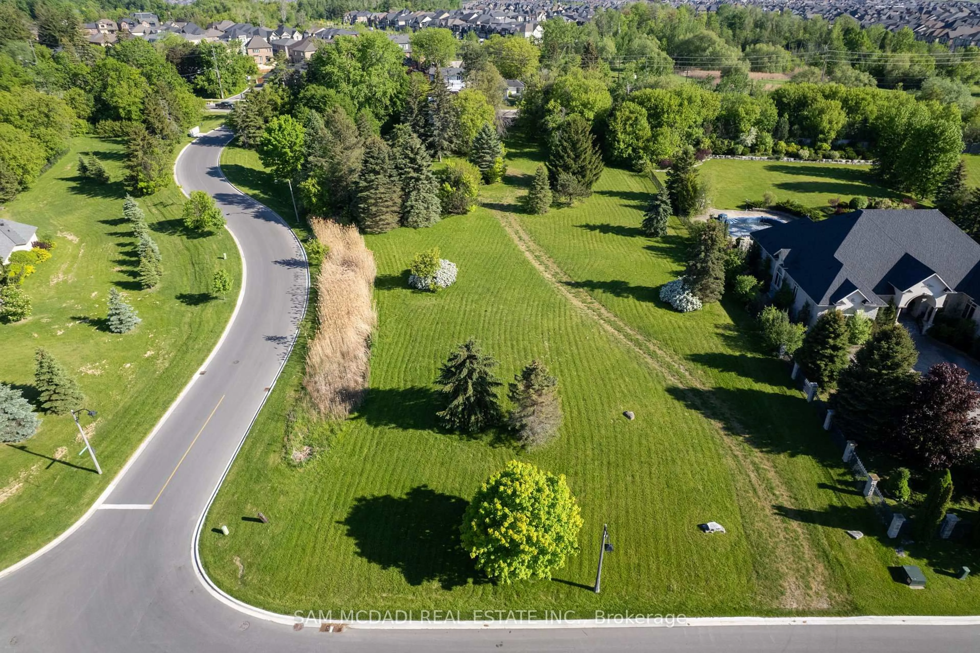A pic from outside/outdoor area/front of a property/back of a property/a pic from drone, street for 10 Richard Lovat Crt, Vaughan Ontario L0J 1C0