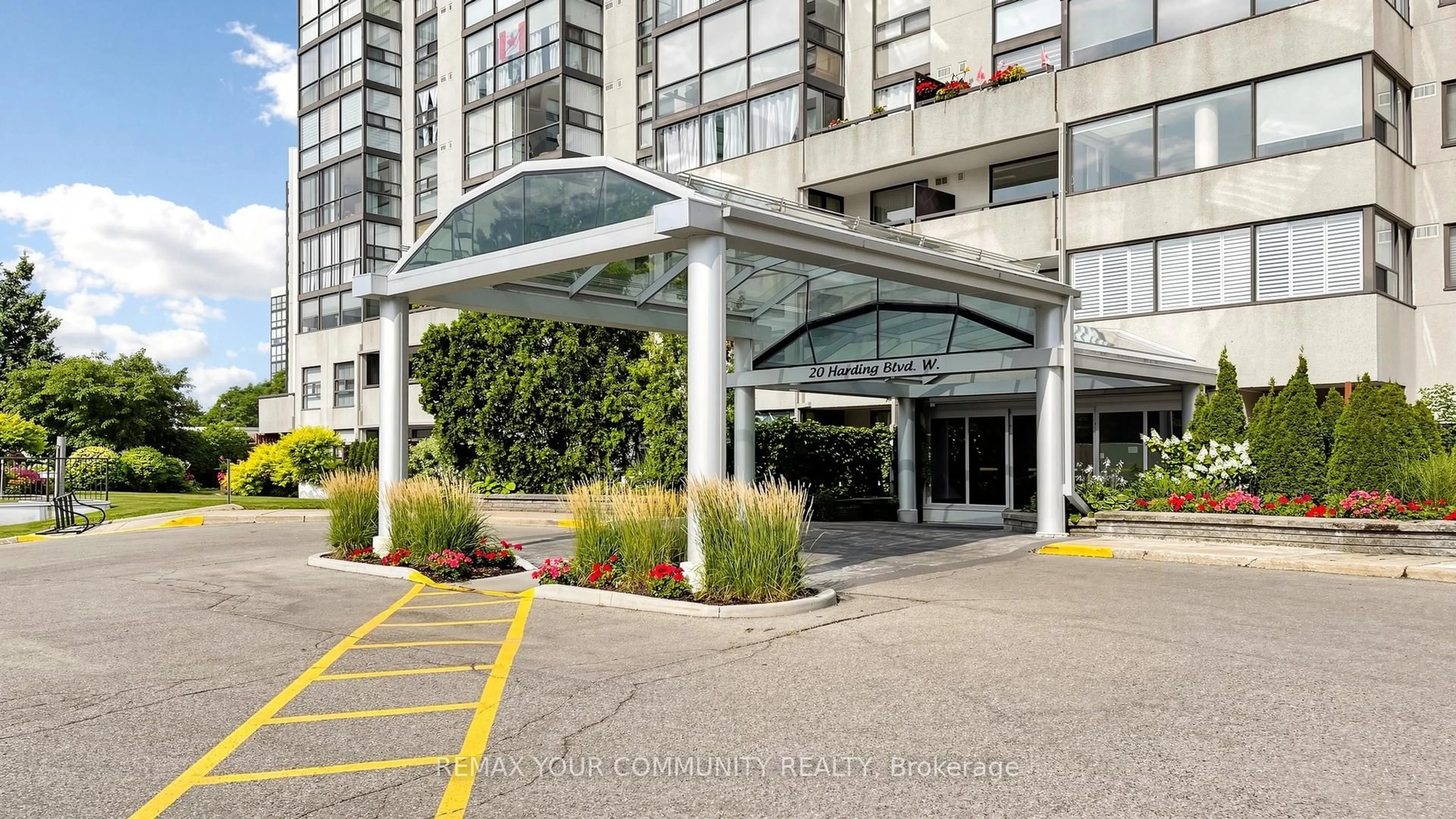 Indoor foyer for 20 Harding Blvd #1109, Richmond Hill Ontario L4C 9M3