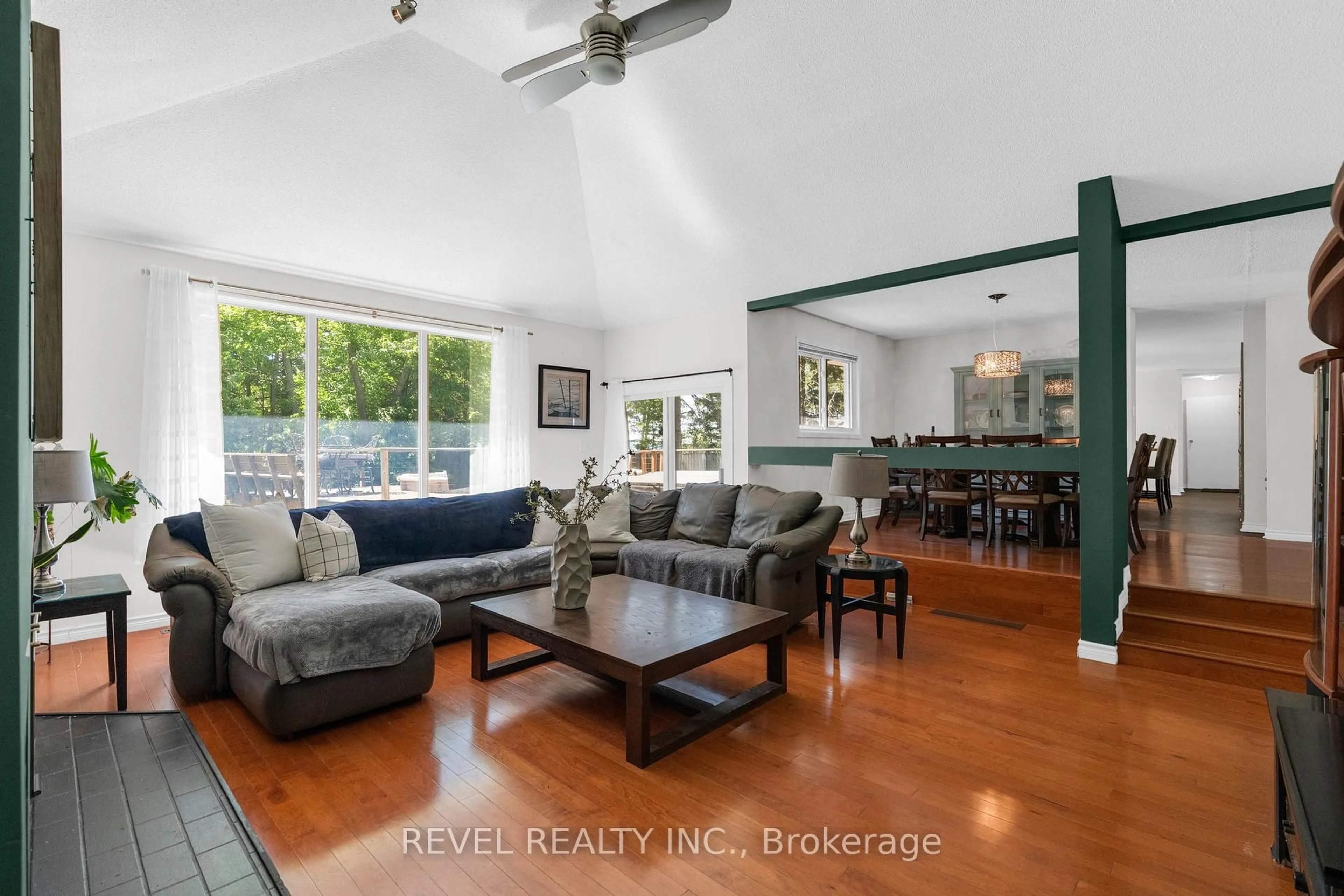 Living room with furniture, unknown for 3964 GROVE Pl, Innisfil Ontario L9S 2S7