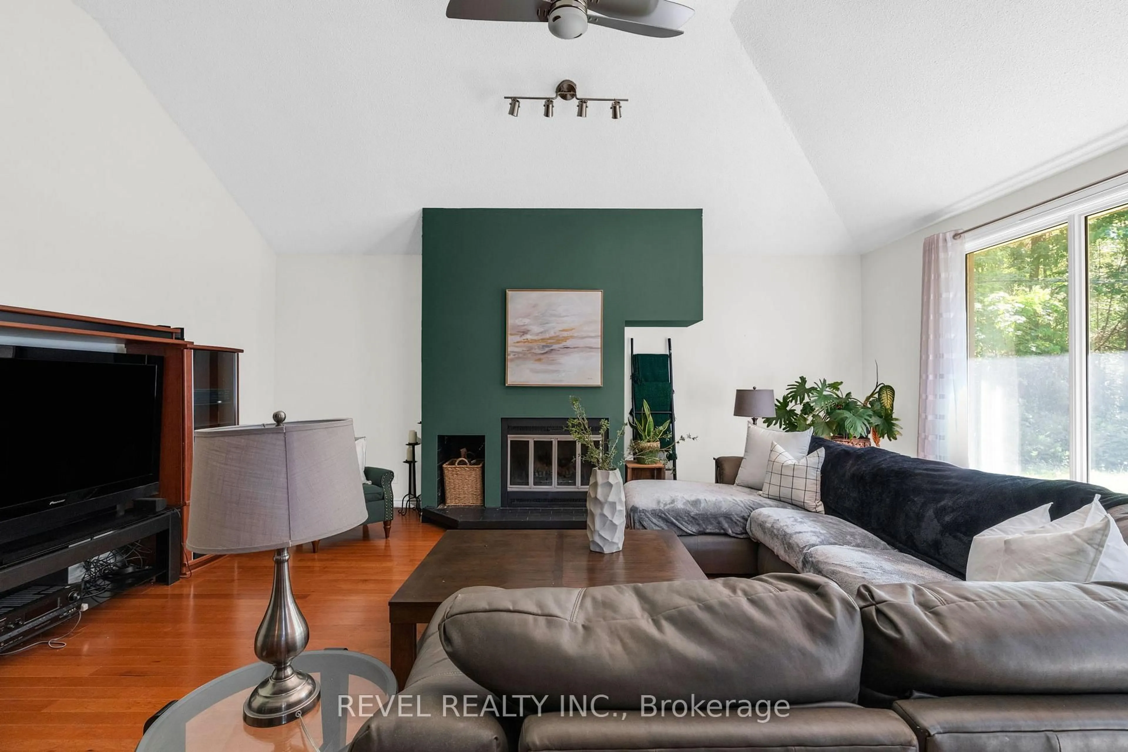 Living room with furniture, unknown for 3964 GROVE Pl, Innisfil Ontario L9S 2S7