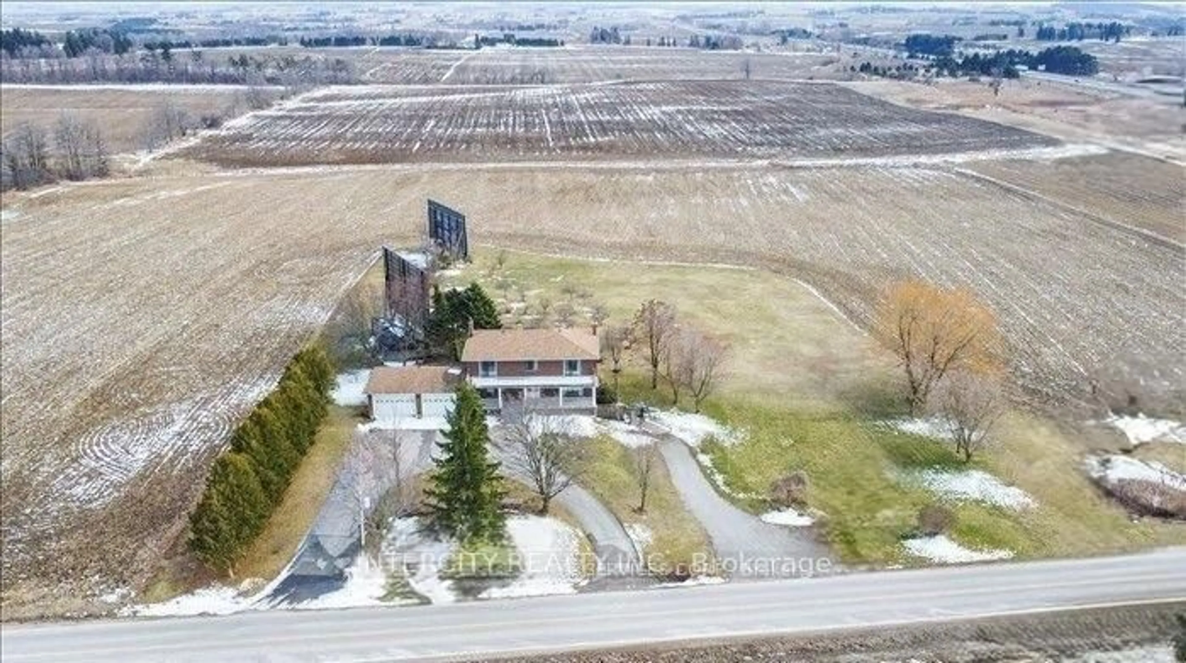 A pic from outside/outdoor area/front of a property/back of a property/a pic from drone, building for 3525 Tenth Line, Bradford West Gwillimbury Ontario L3Z 3L9