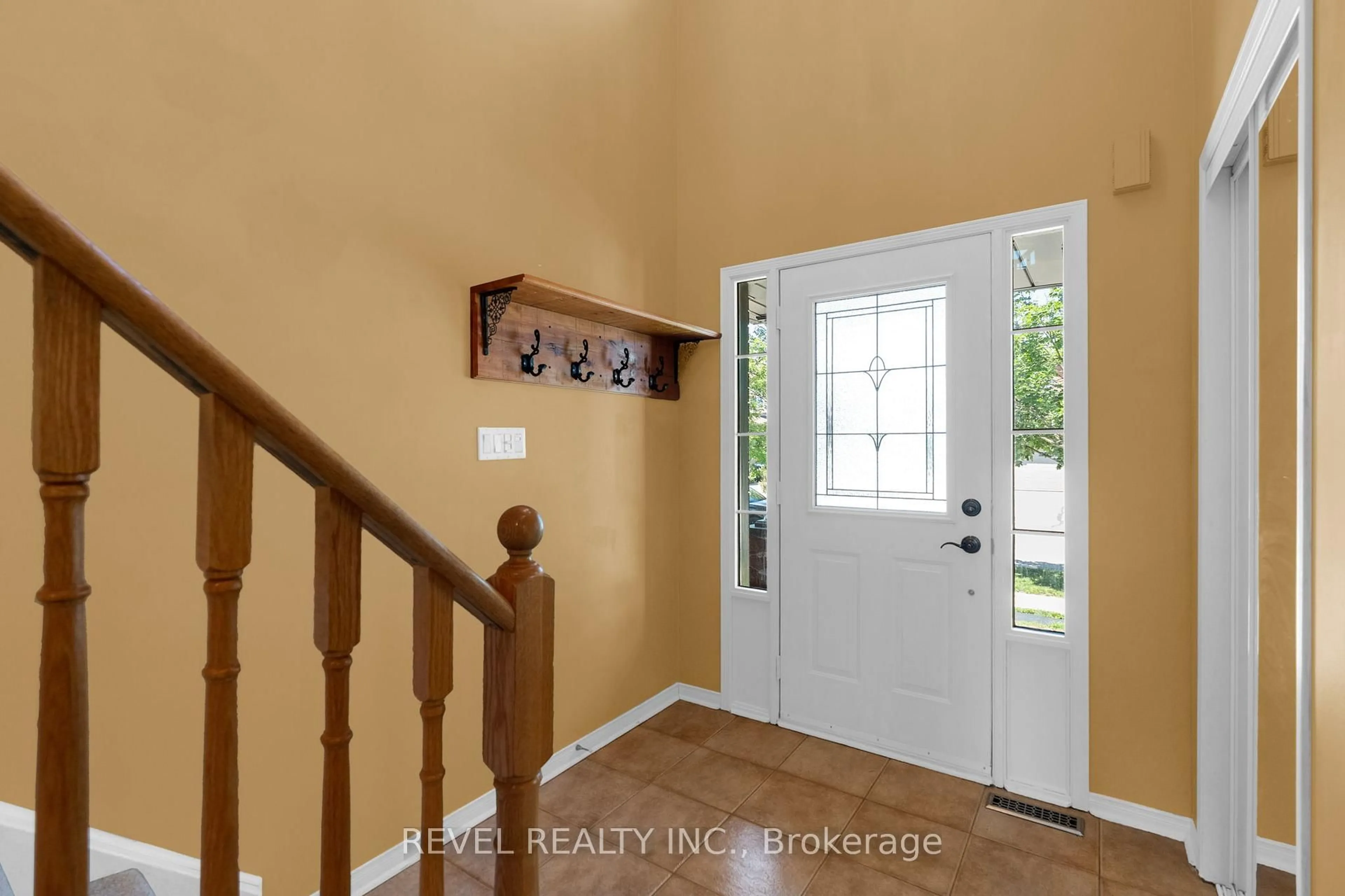 Indoor entryway for 1207 Andrade Lane, Innisfil Ontario L9S 4X7