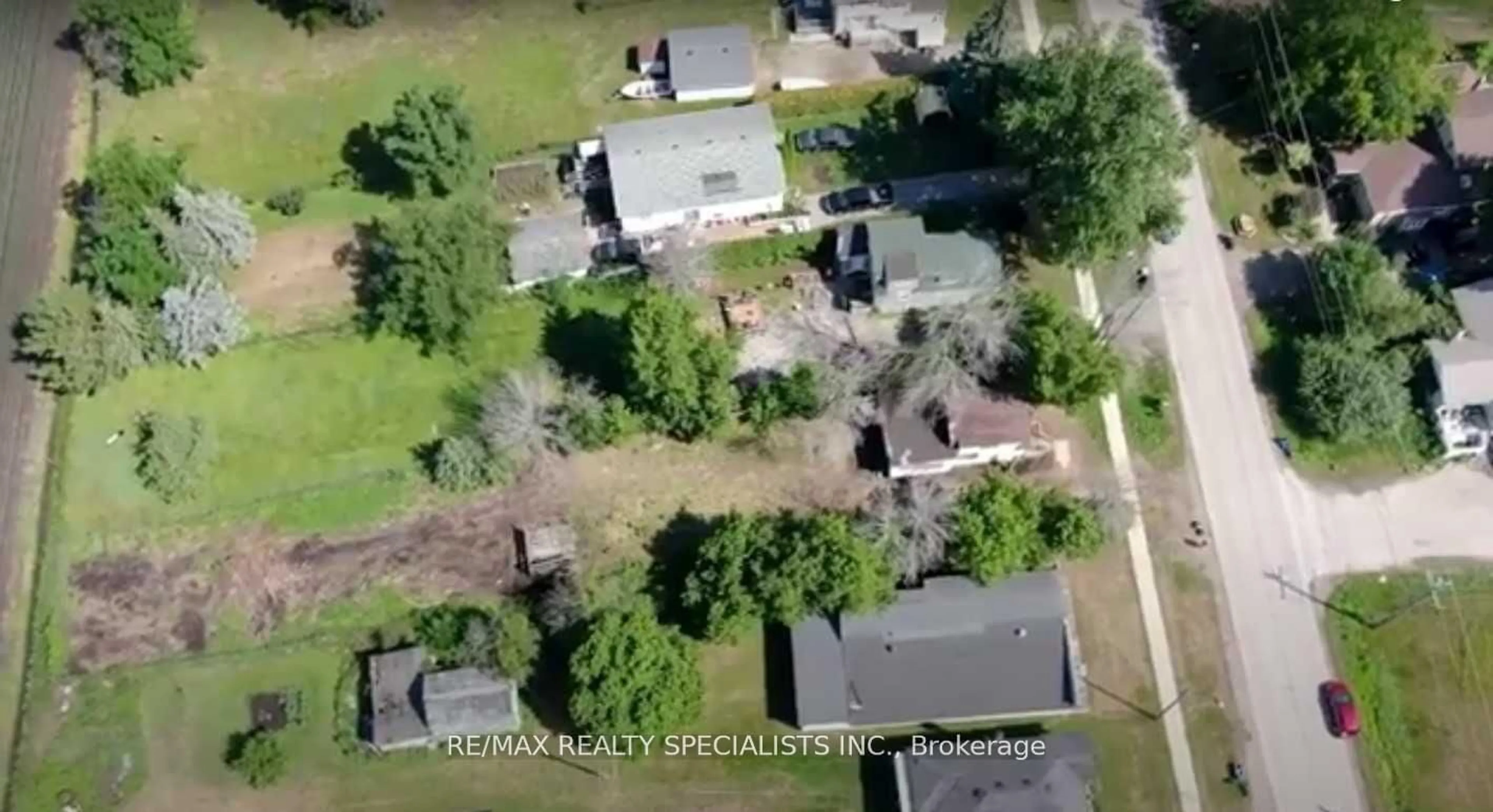 A pic from outside/outdoor area/front of a property/back of a property/a pic from drone, street for 19070 Dufferin St, King Ontario L3Y 4V9