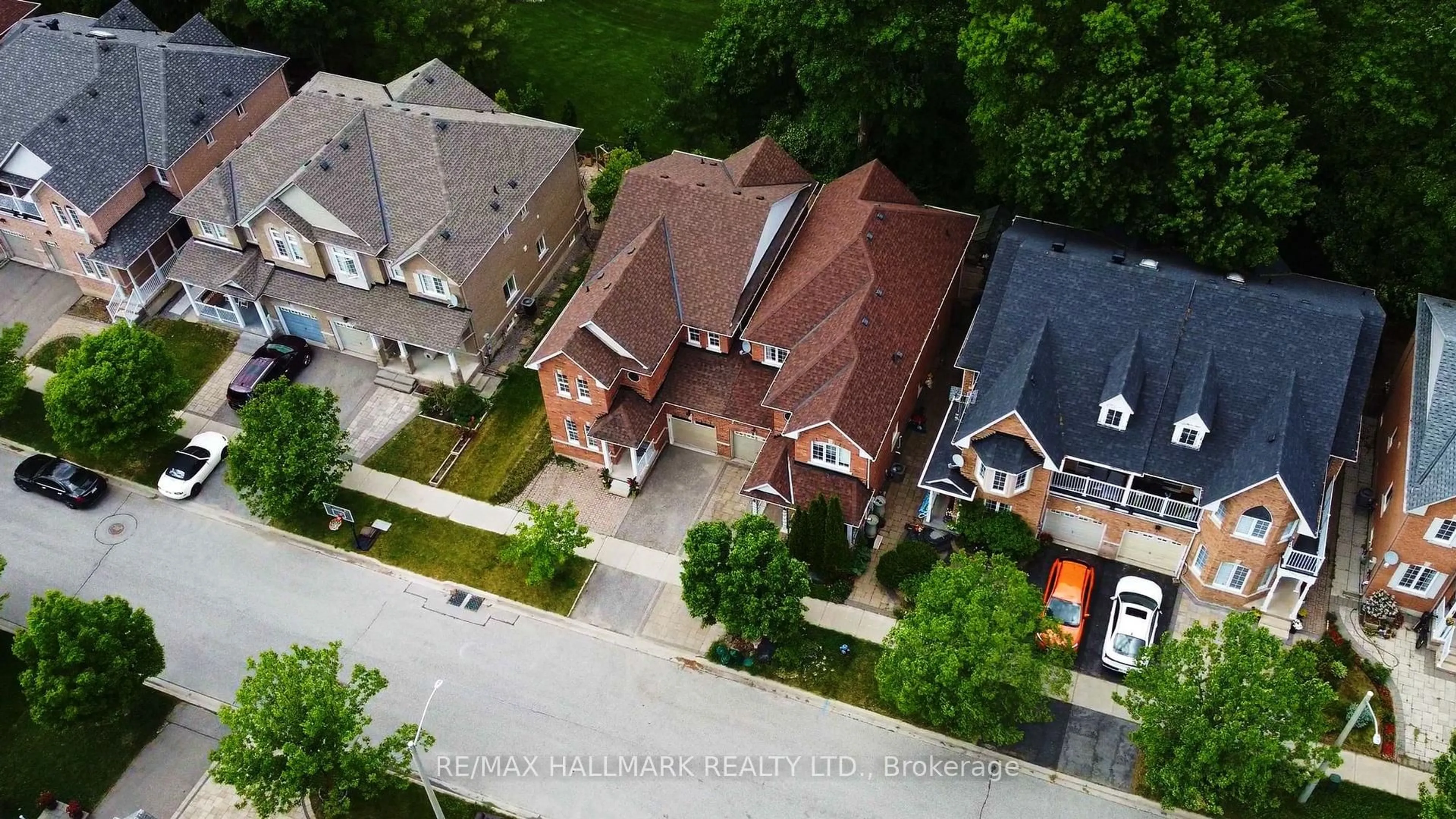 A pic from outside/outdoor area/front of a property/back of a property/a pic from drone, street for 60 Dovetrail Dr, Richmond Hill Ontario L4E 5A9