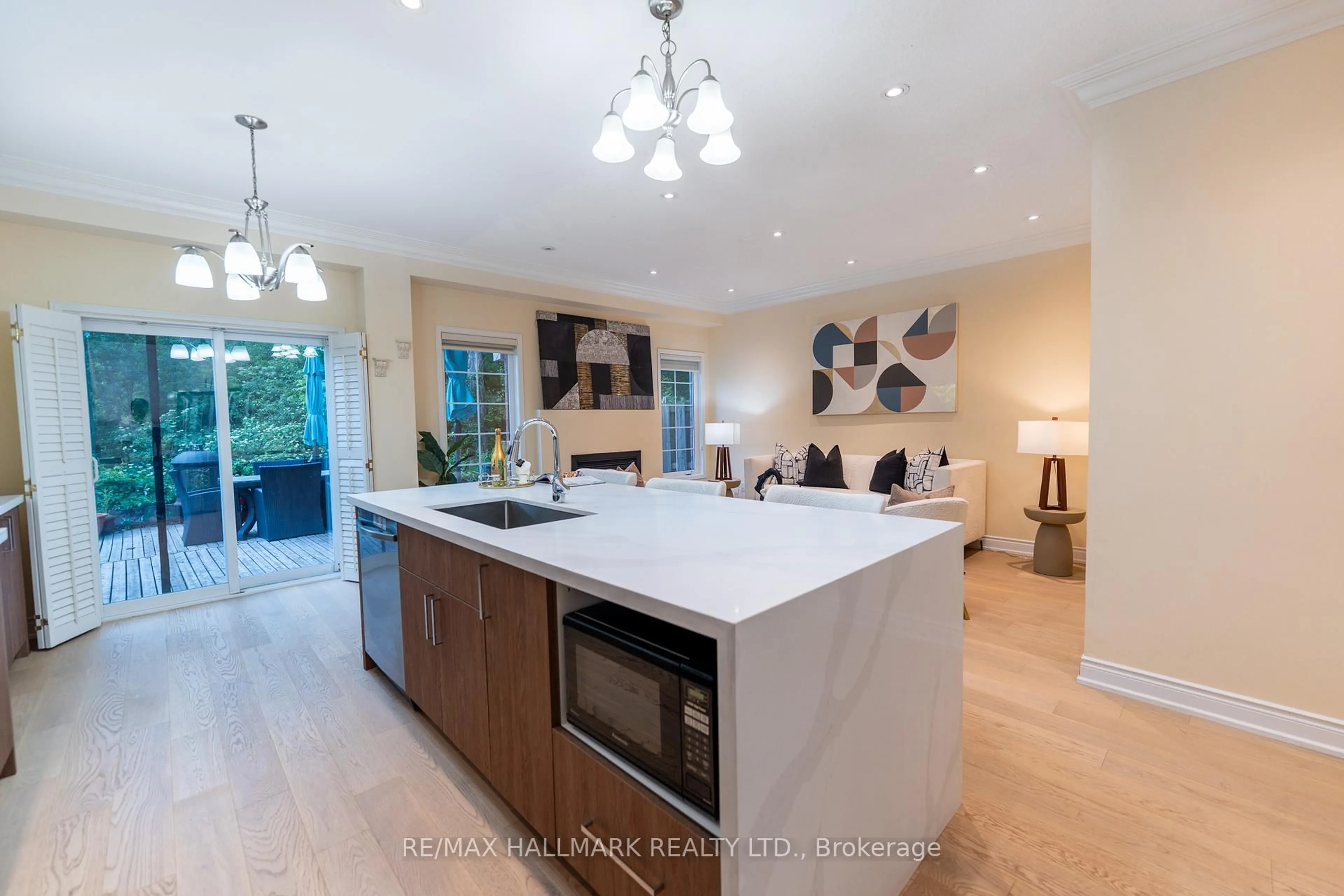 Contemporary kitchen, unknown for 60 Dovetrail Dr, Richmond Hill Ontario L4E 5A9