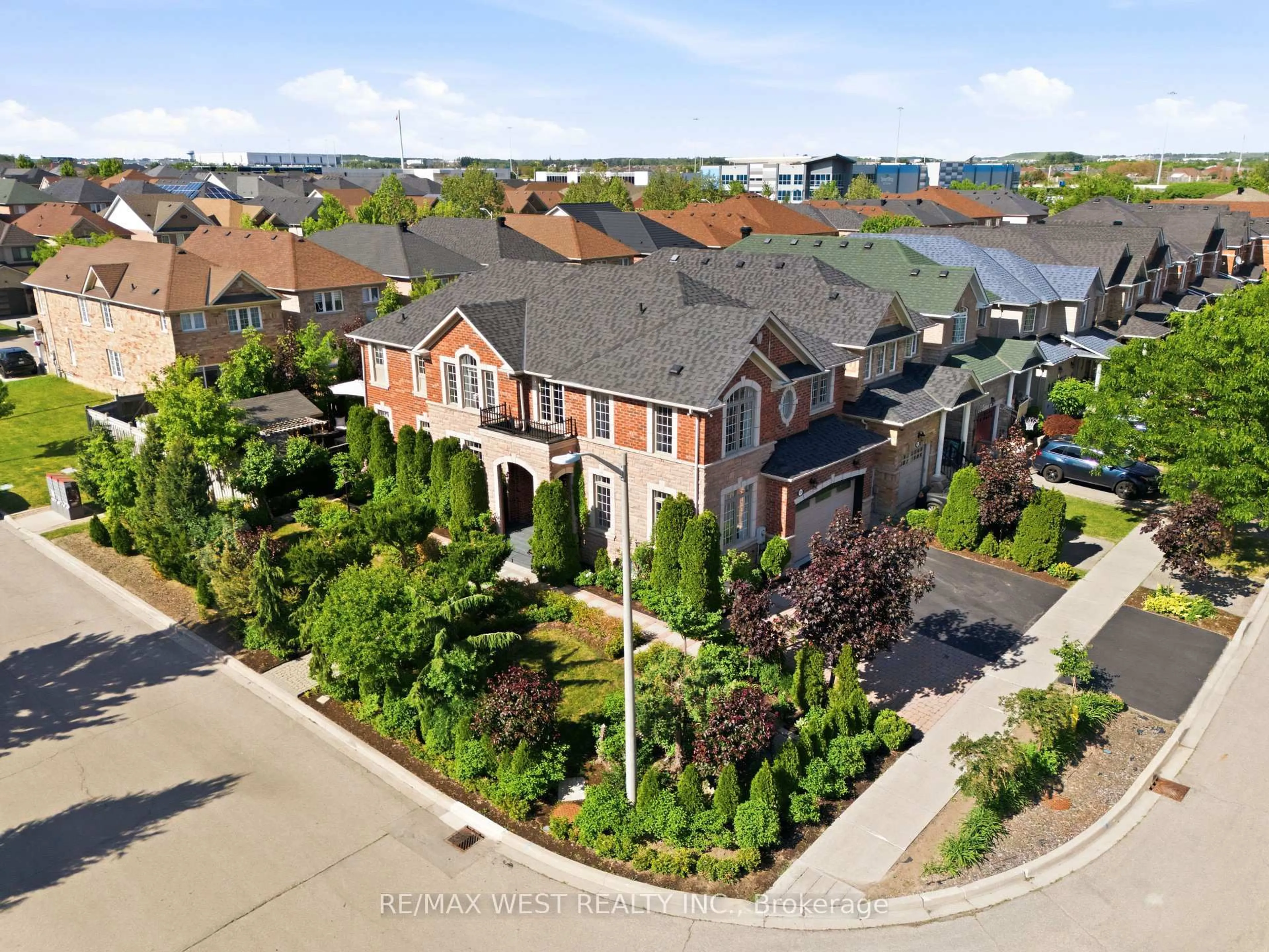 A pic from outside/outdoor area/front of a property/back of a property/a pic from drone, street for 127 Ozner Cres, Vaughan Ontario L4H 0G1