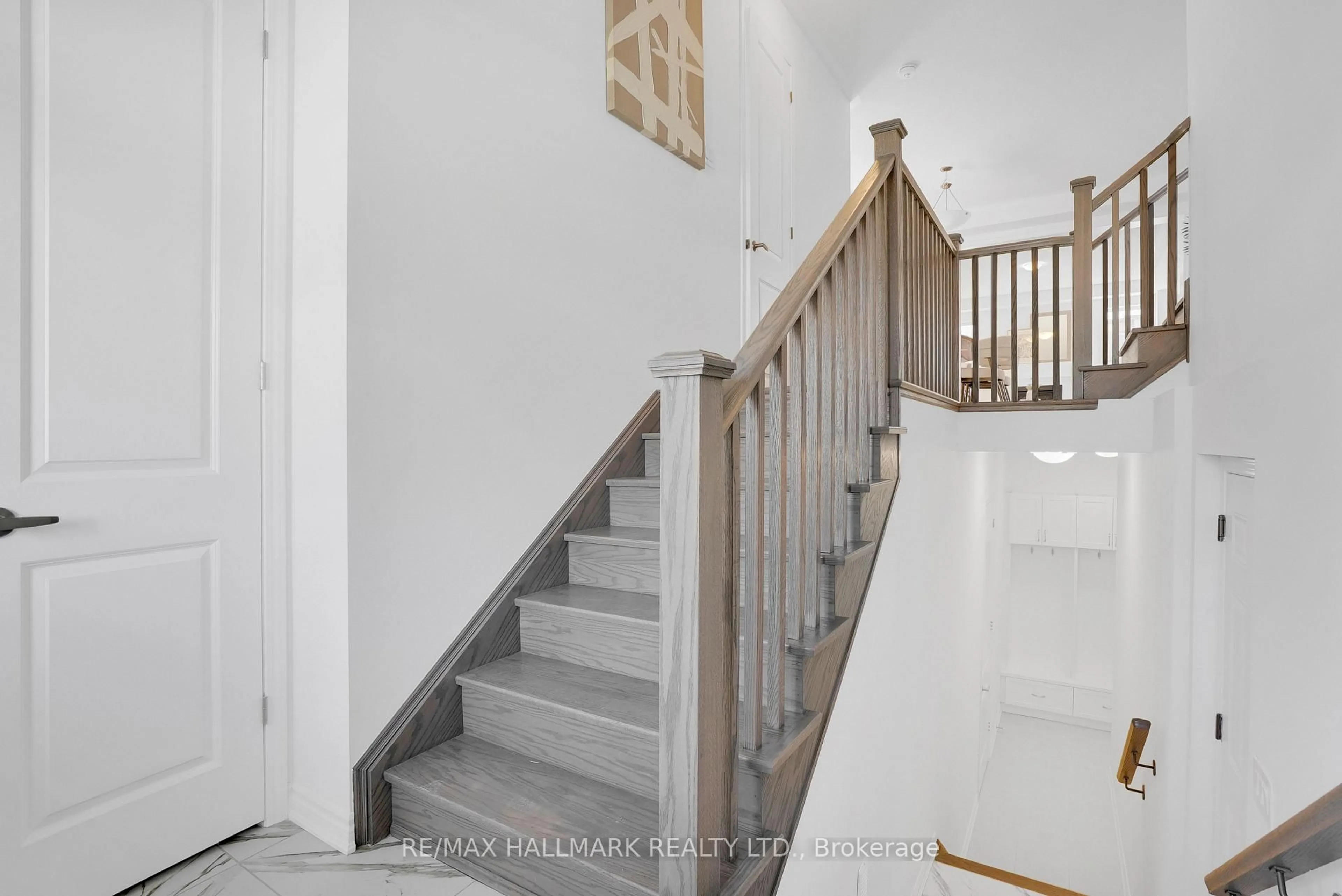 Stairs for 633 Mika St, Innisfil Ontario L9S 0R9