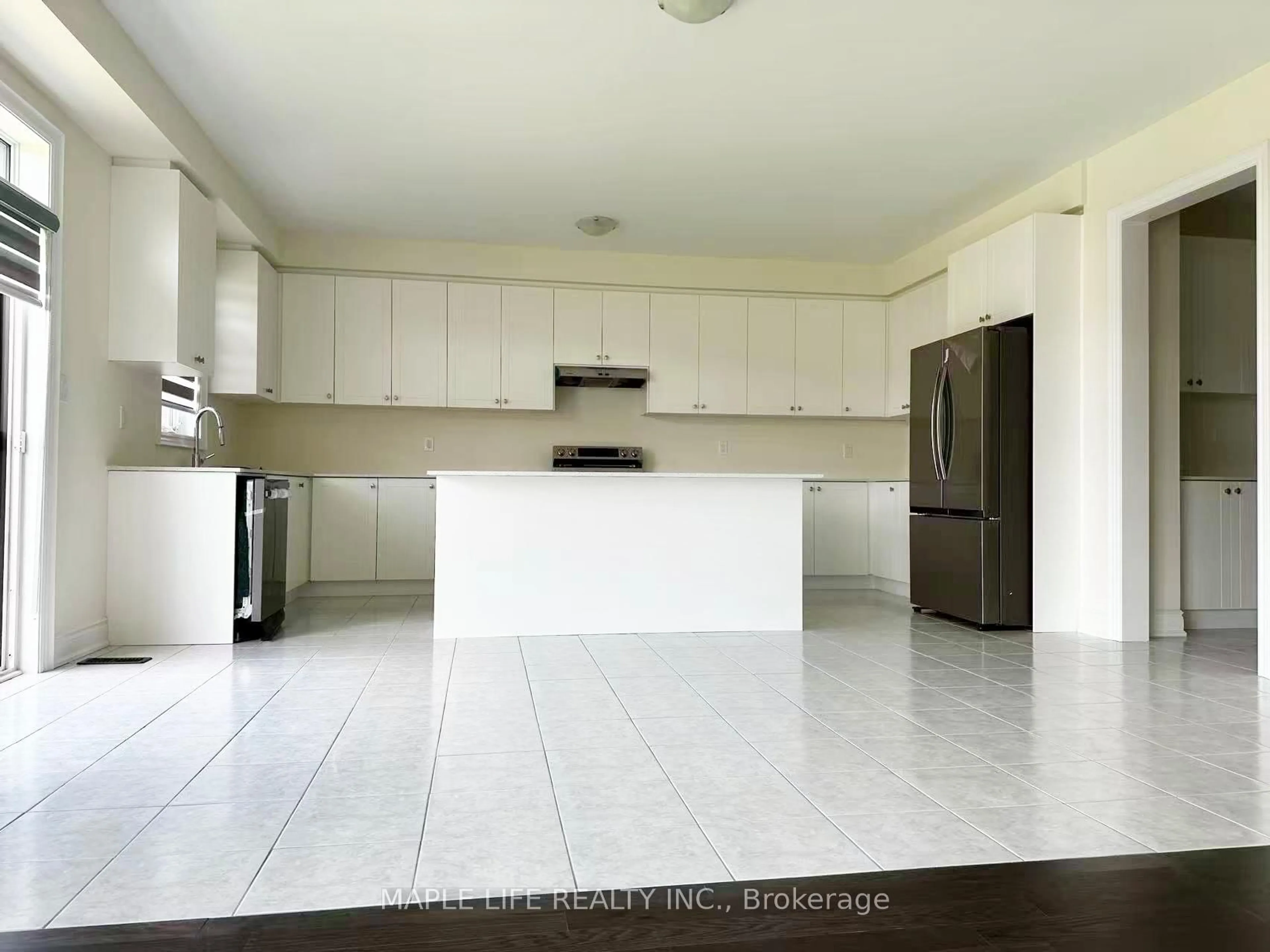 Open concept kitchen, unknown for 162 Rowe St, Bradford West Gwillimbury Ontario L3Z 4N2