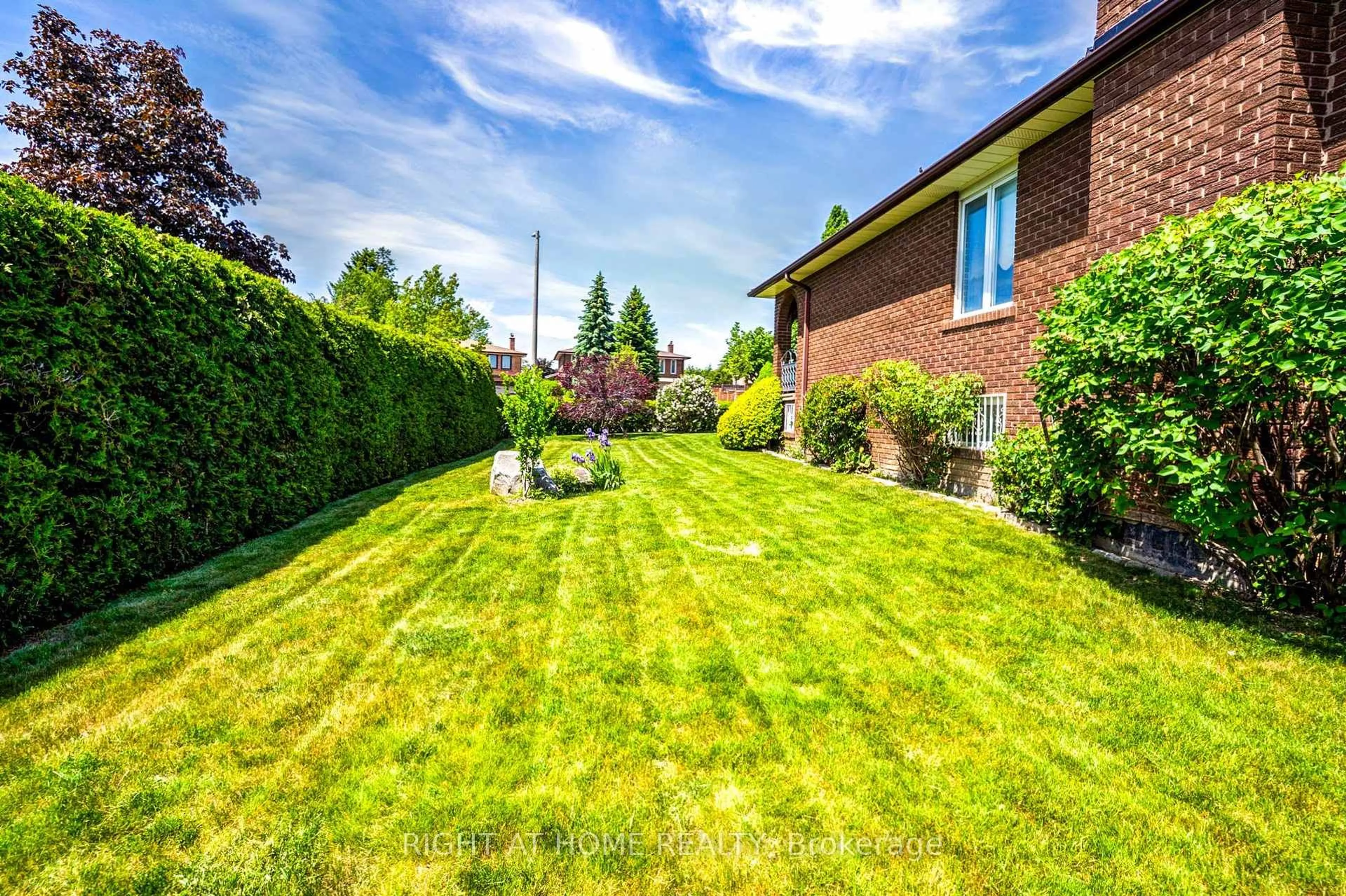 A pic from outside/outdoor area/front of a property/back of a property/a pic from drone, street for 149 Jeanne Dr, Vaughan Ontario L4L 1X8