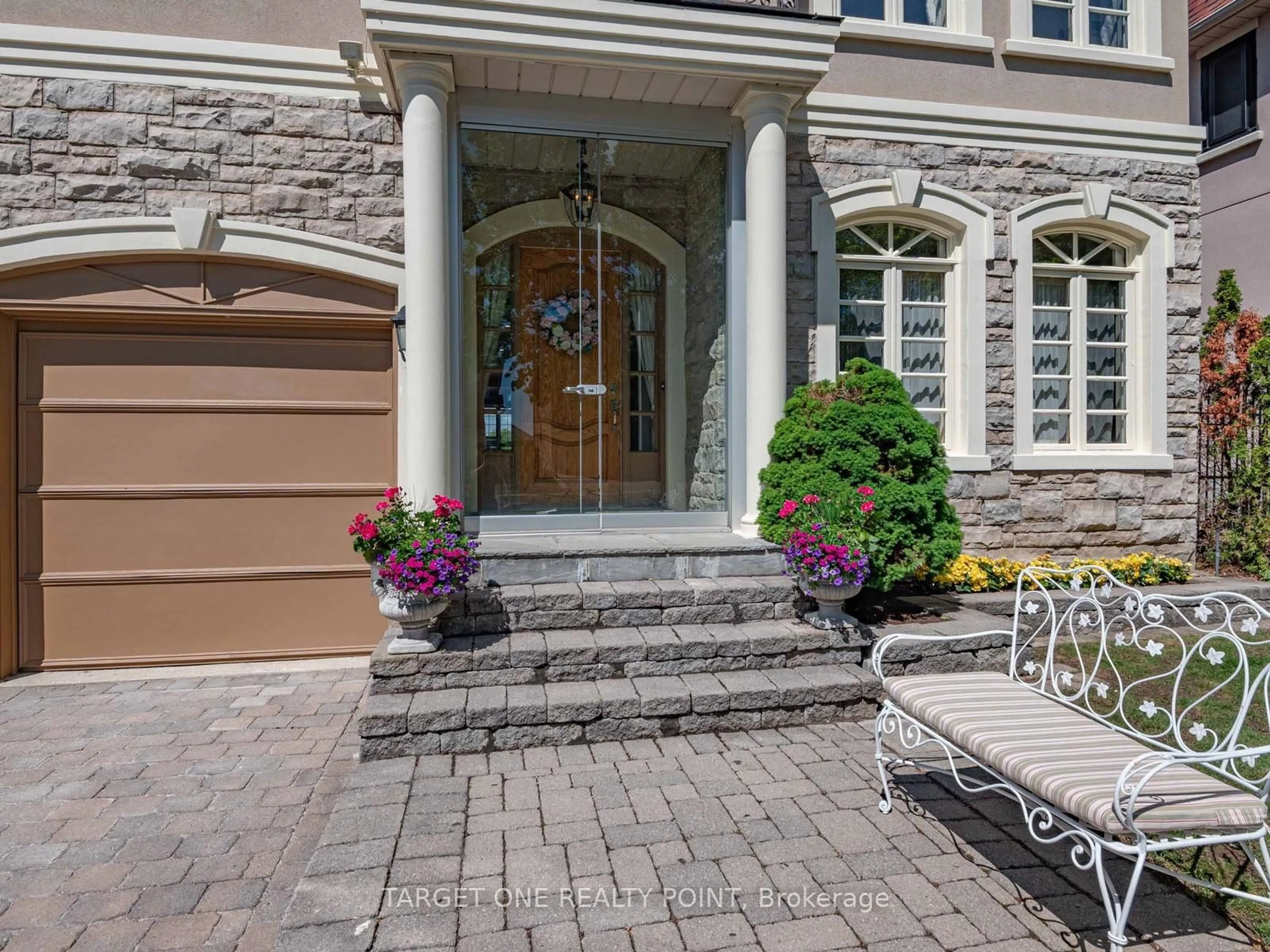 Indoor entryway for 20 Ormsby Crt, Richmond Hill Ontario L4B 4P8