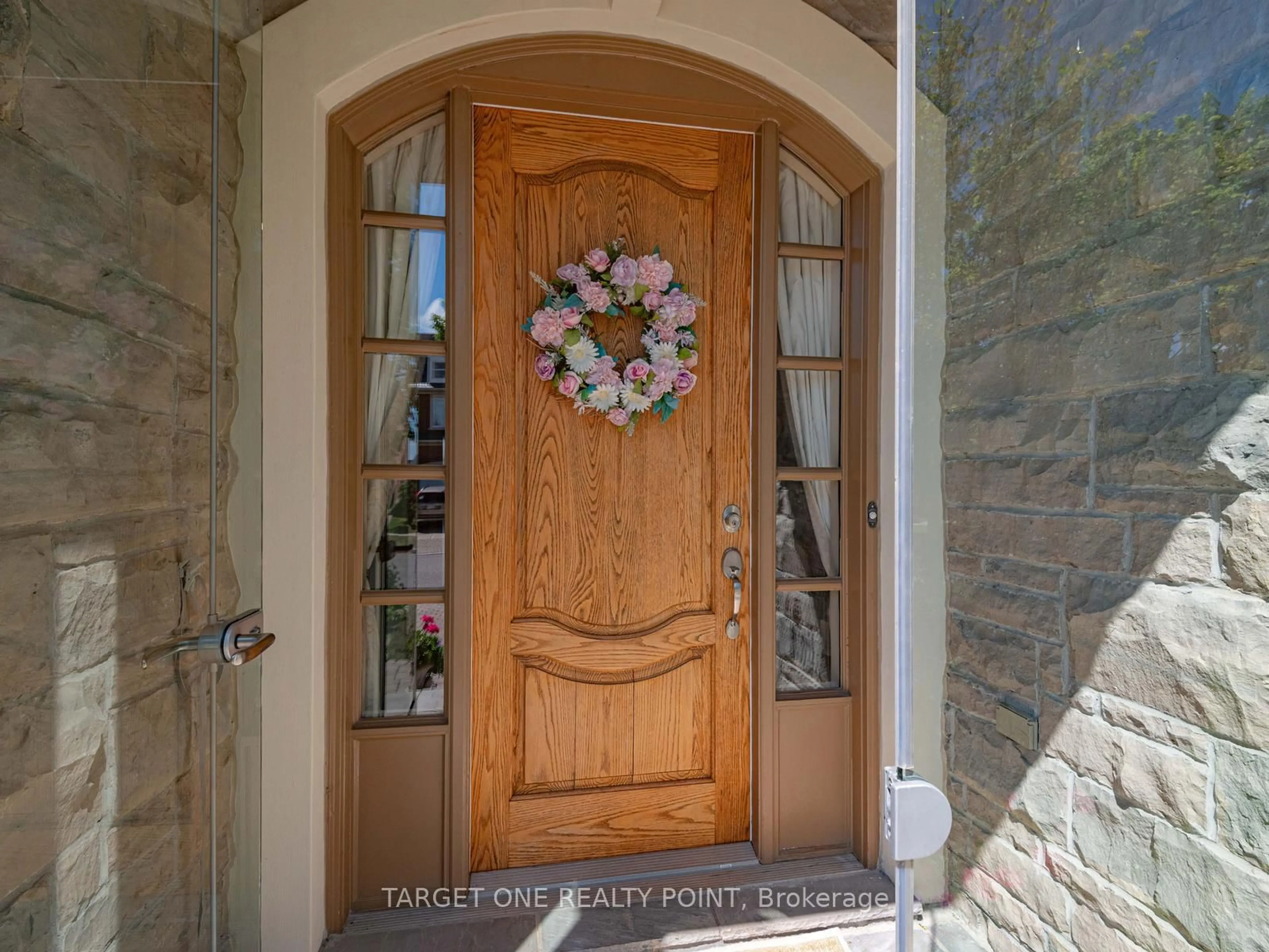 Indoor entryway for 20 Ormsby Crt, Richmond Hill Ontario L4B 4P8