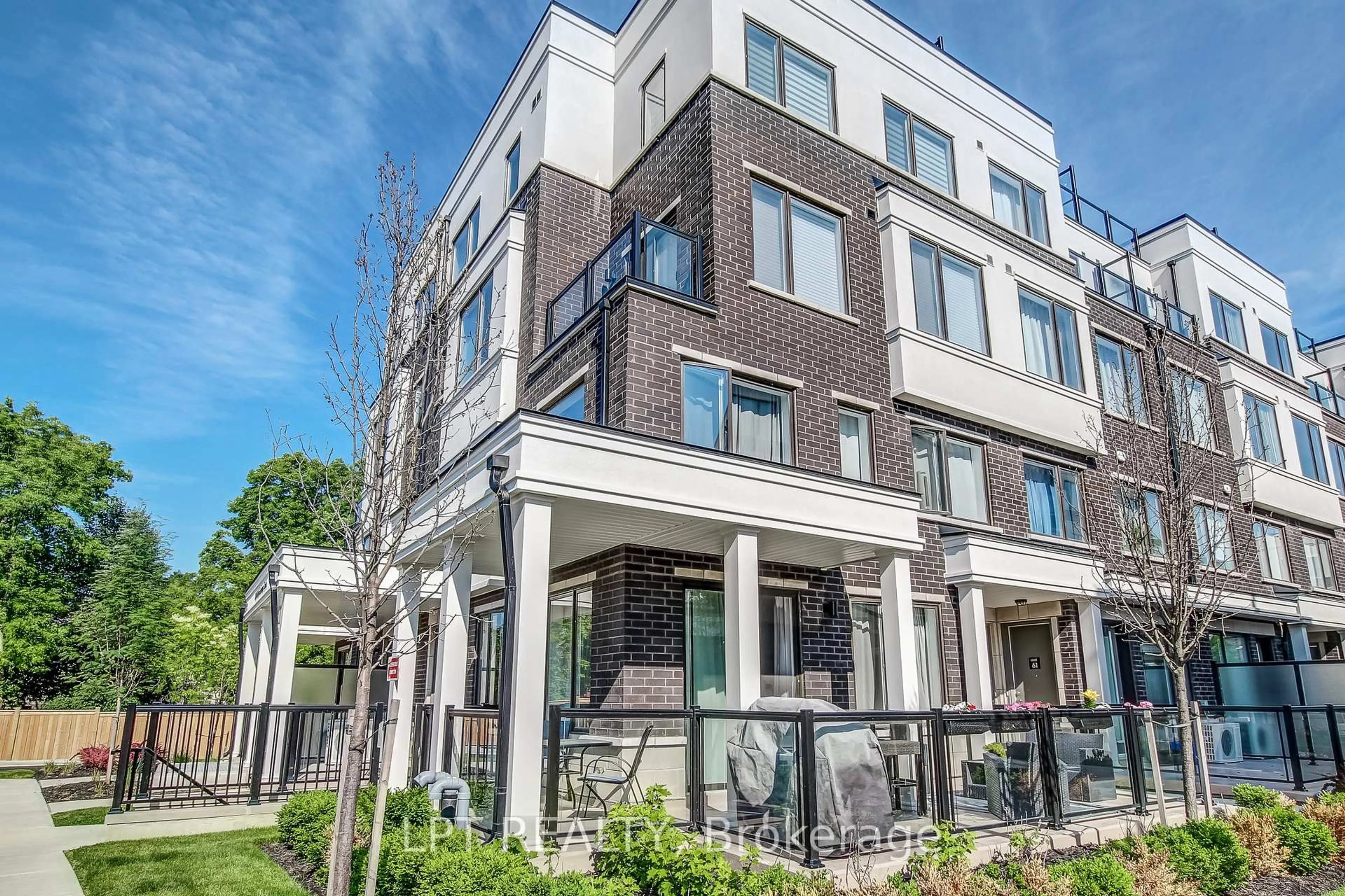 Home with brick exterior material, building for 300 Alex Gardner Circ #64, Aurora Ontario L4G 3G5
