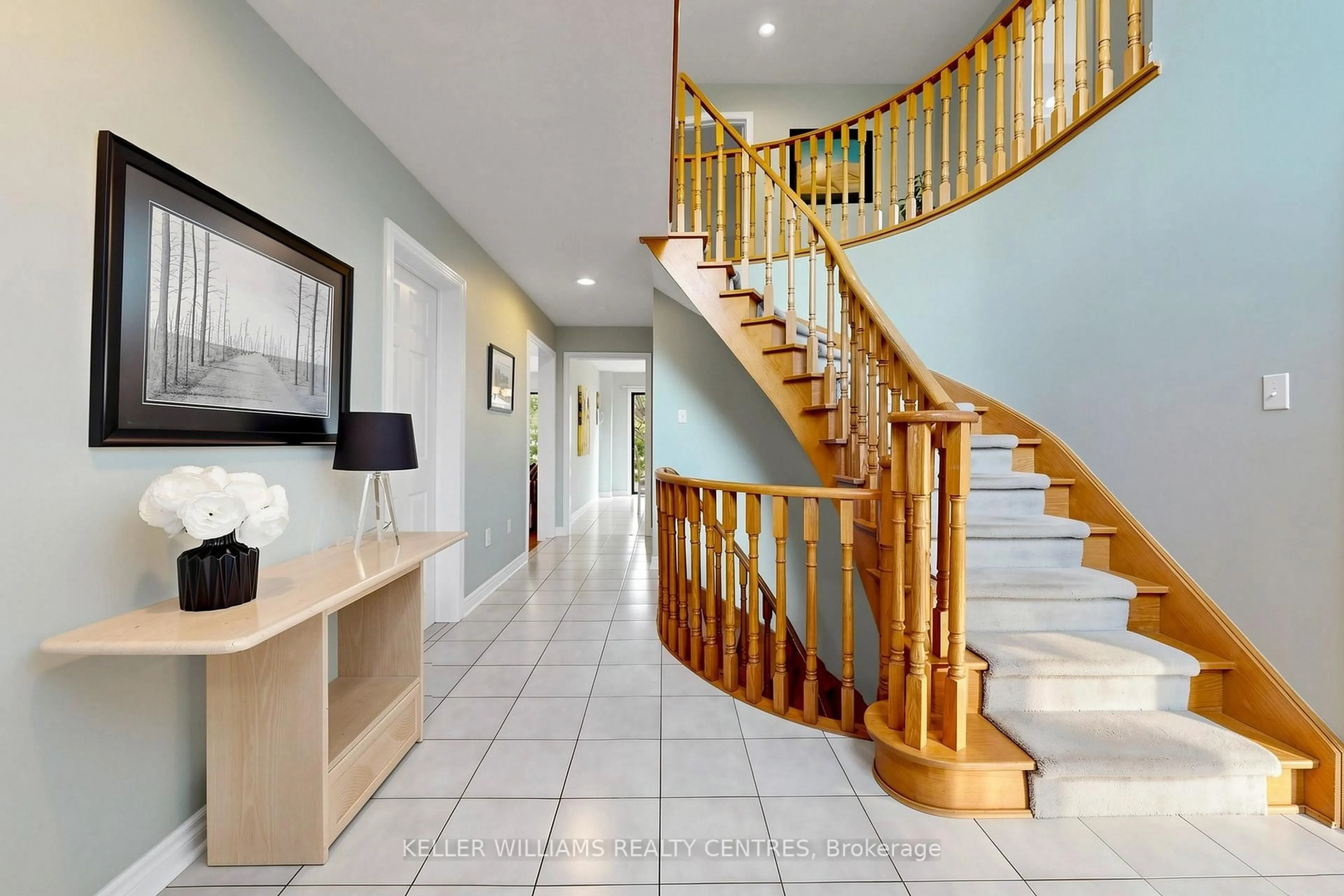 Indoor foyer for 69 Gilbank Dr, Aurora Ontario L4G 6H9