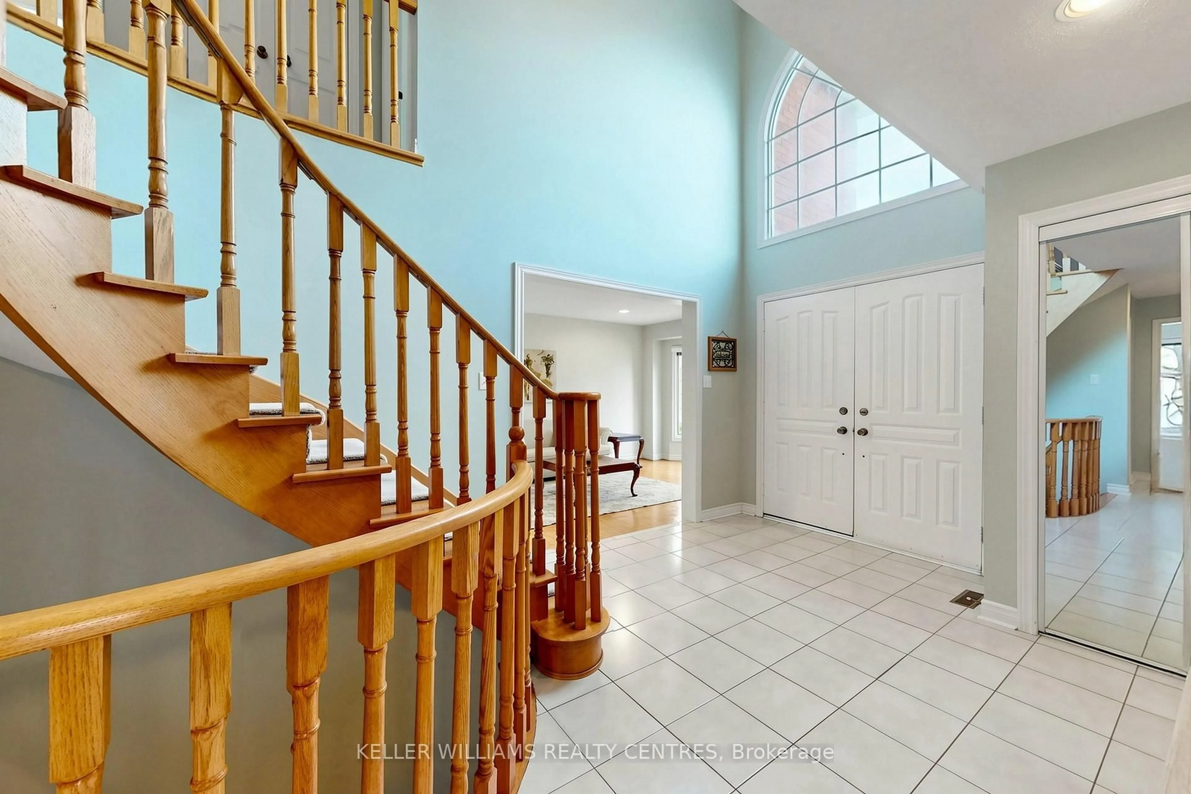 Indoor foyer for 69 Gilbank Dr, Aurora Ontario L4G 6H9