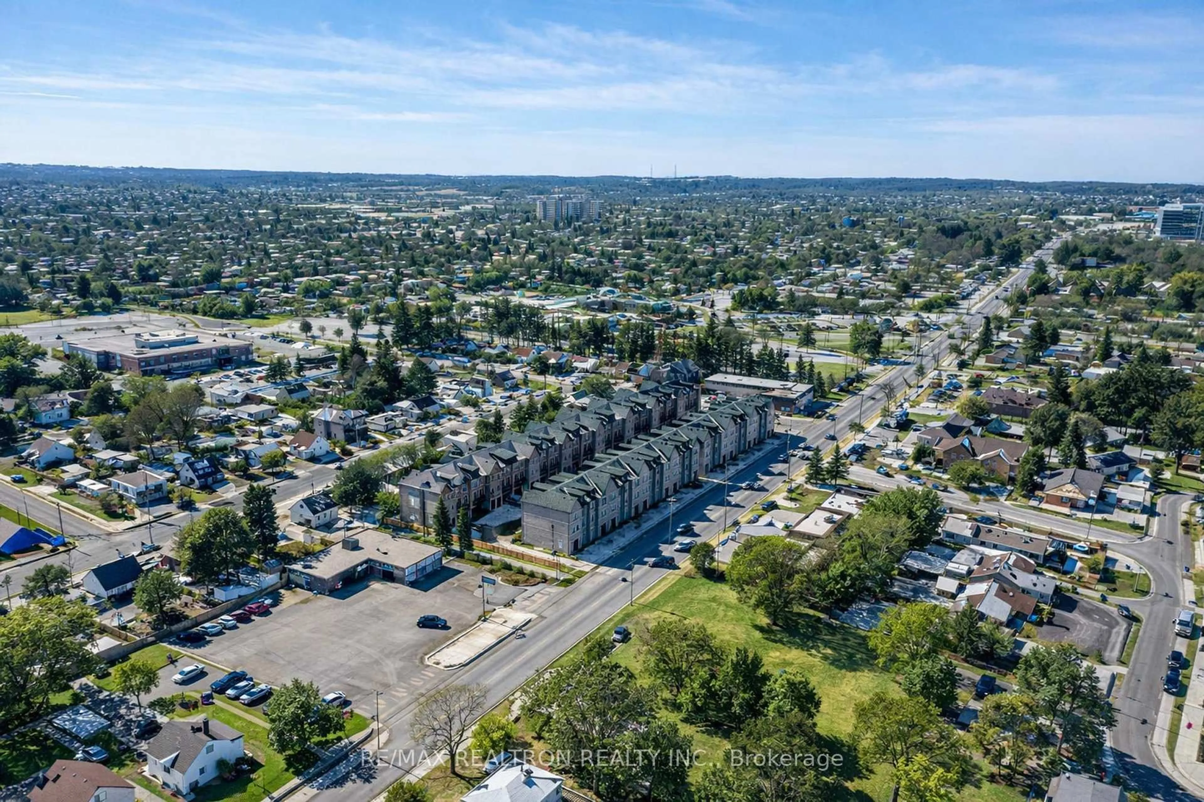 A pic from outside/outdoor area/front of a property/back of a property/a pic from drone, street for 260 Eagle St #26, Newmarket Ontario L3Y 1K1