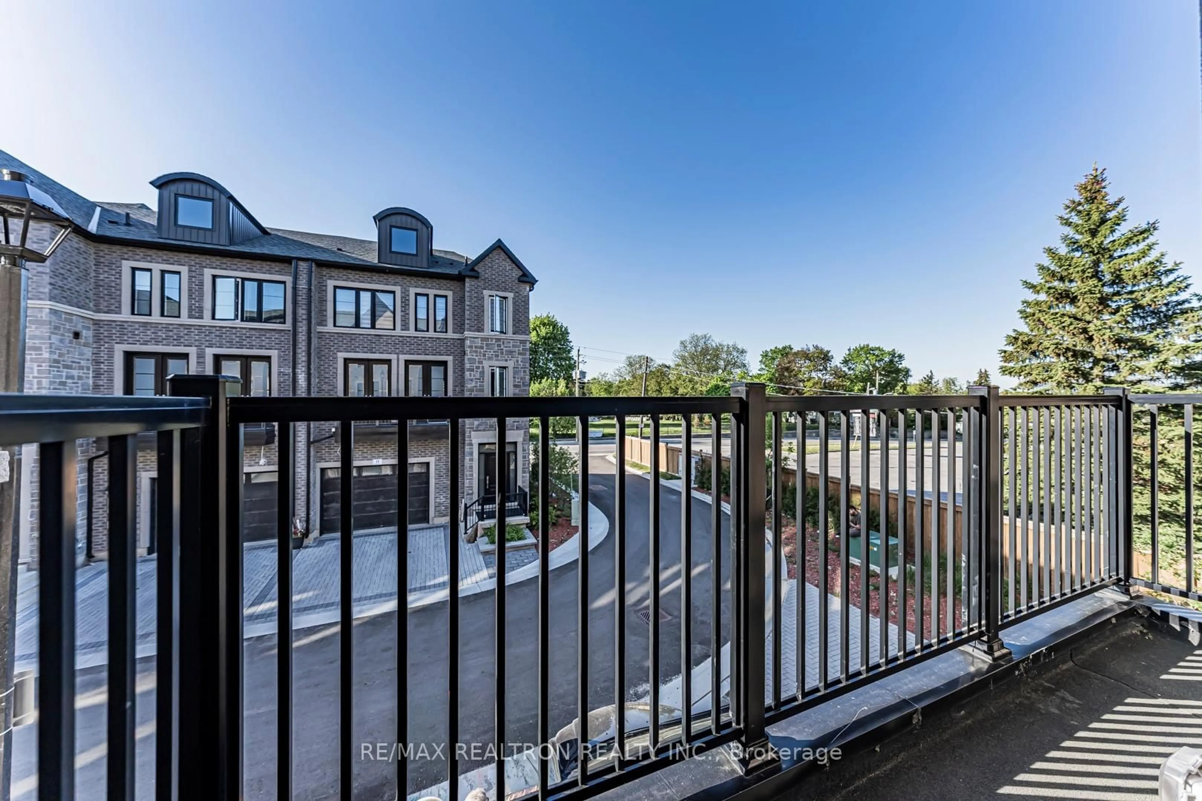 A pic from outside/outdoor area/front of a property/back of a property/a pic from drone, city buildings view from balcony for 260 Eagle St #26, Newmarket Ontario L3Y 1K1