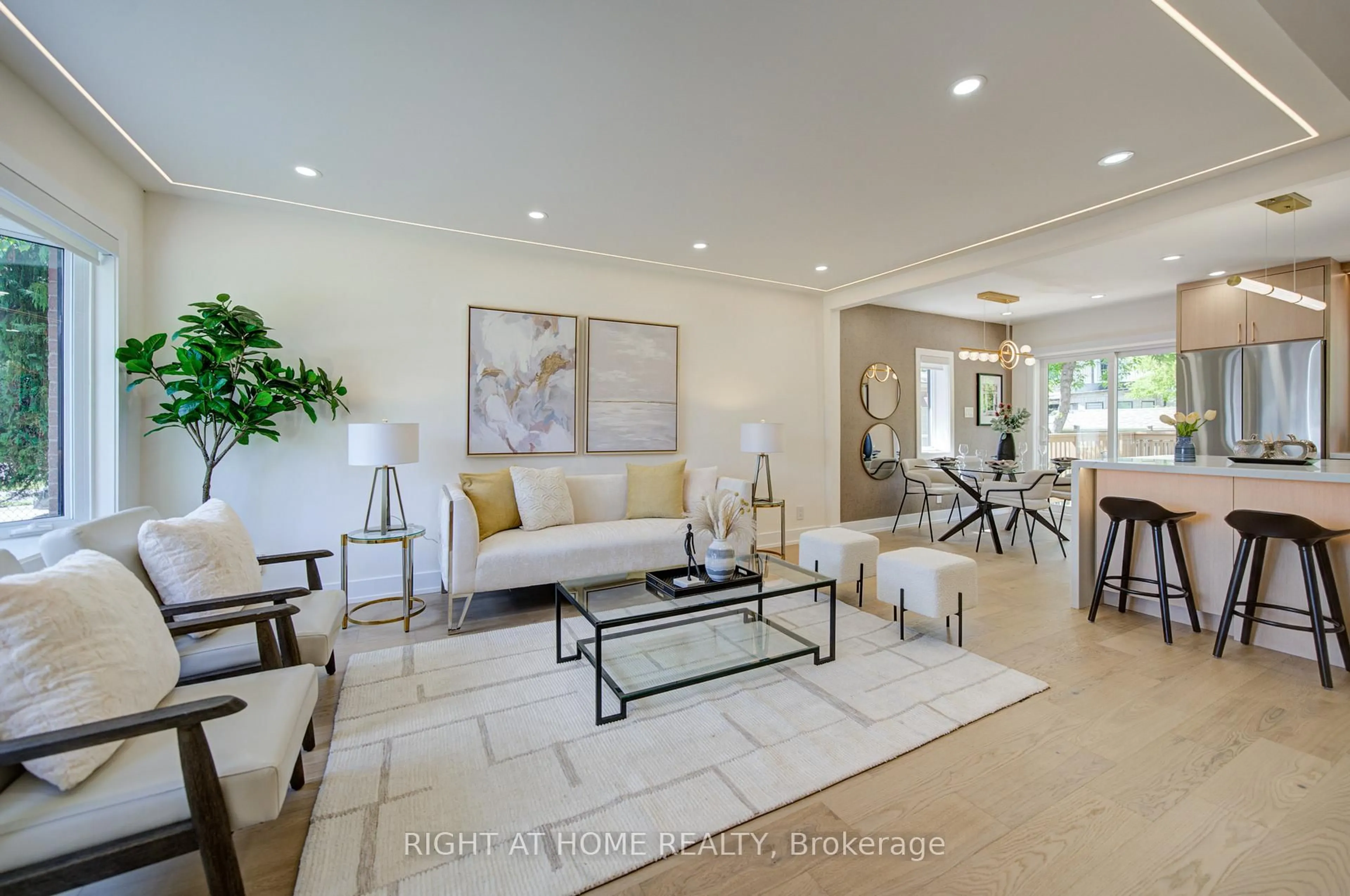 Living room with furniture, unknown for 9 Cartier Cres, Richmond Hill Ontario L4C 2M9