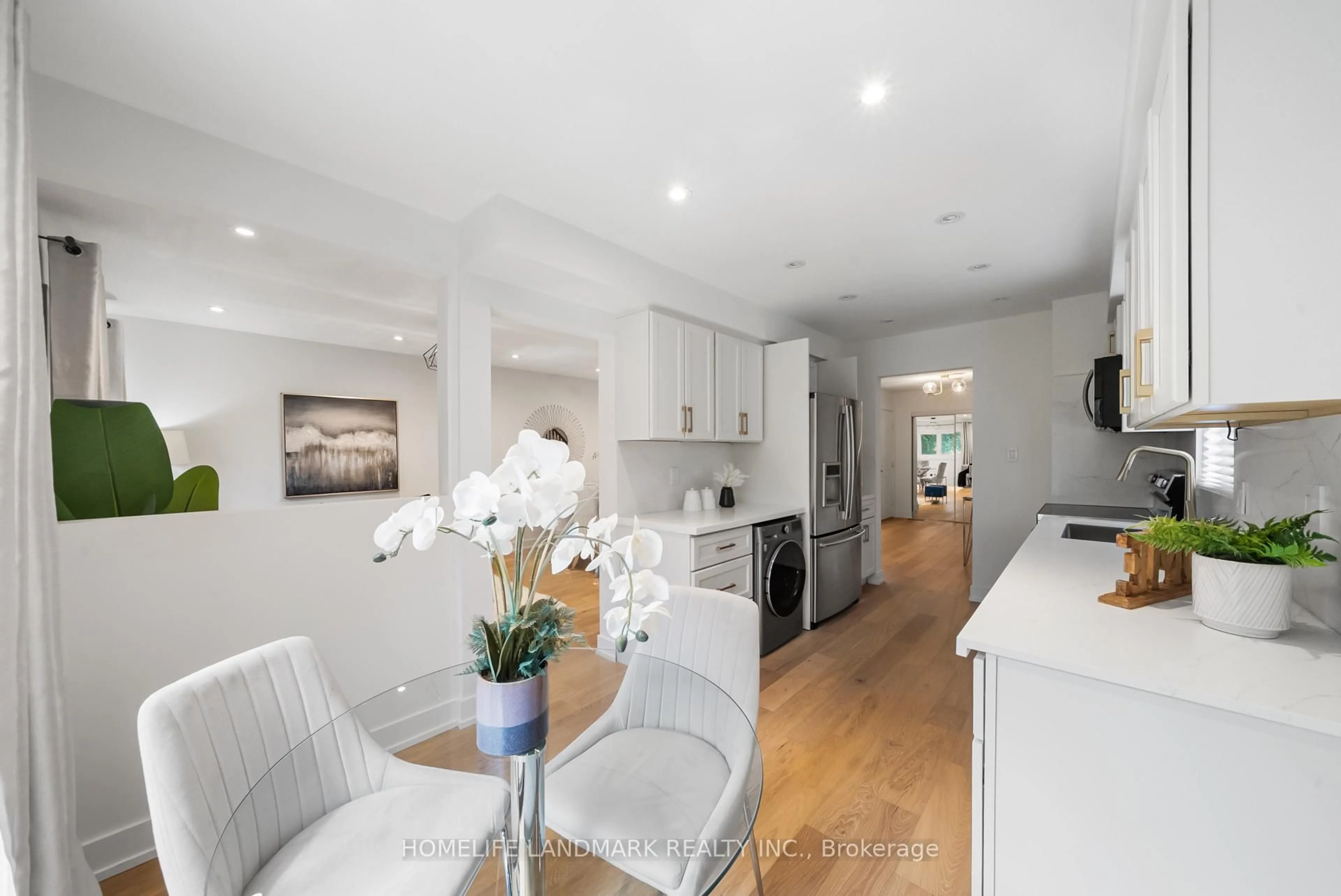 Open concept kitchen, unknown for 90 Gray Cres, Richmond Hill Ontario L4C 5V5