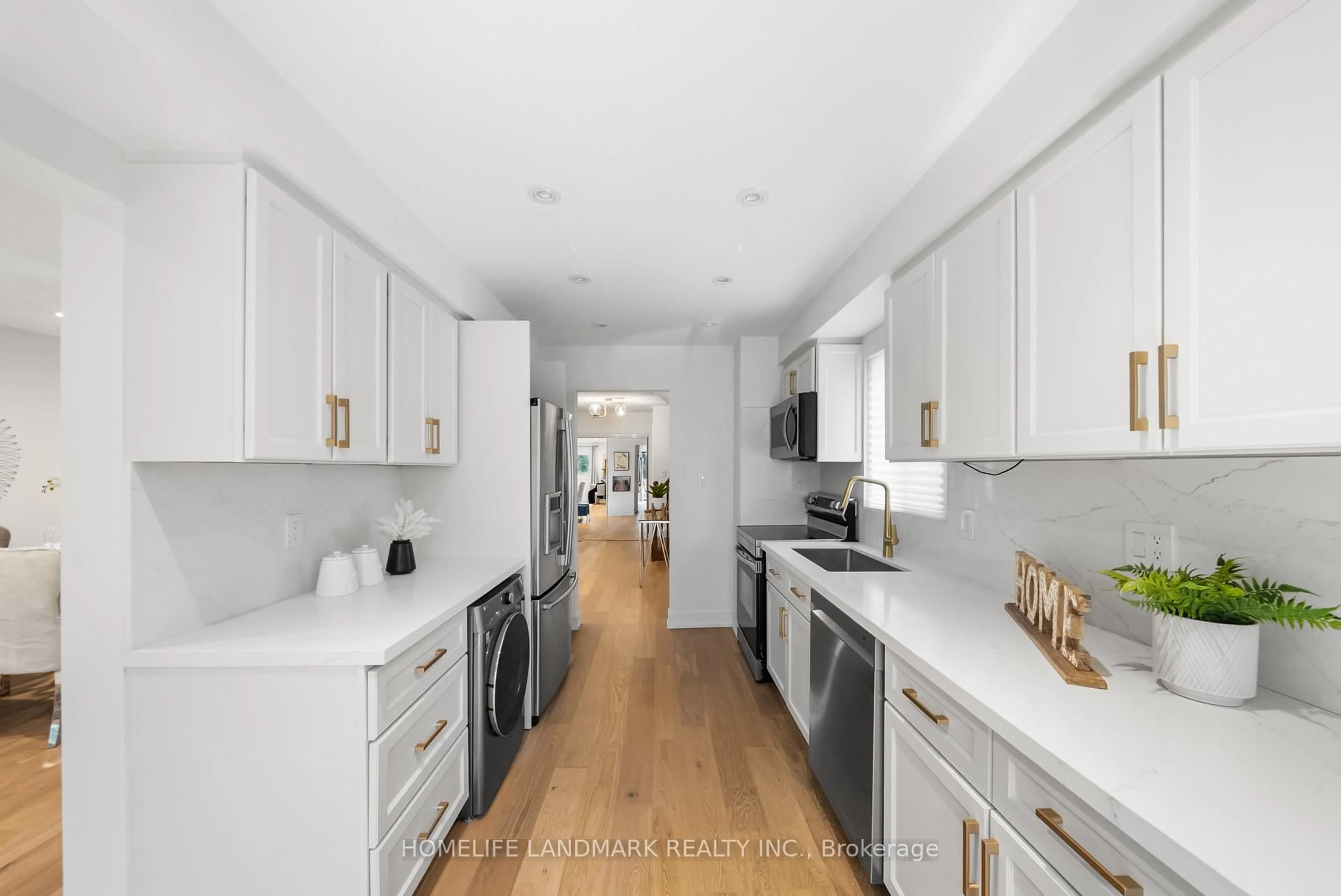 Open concept kitchen, unknown for 90 Gray Cres, Richmond Hill Ontario L4C 5V5